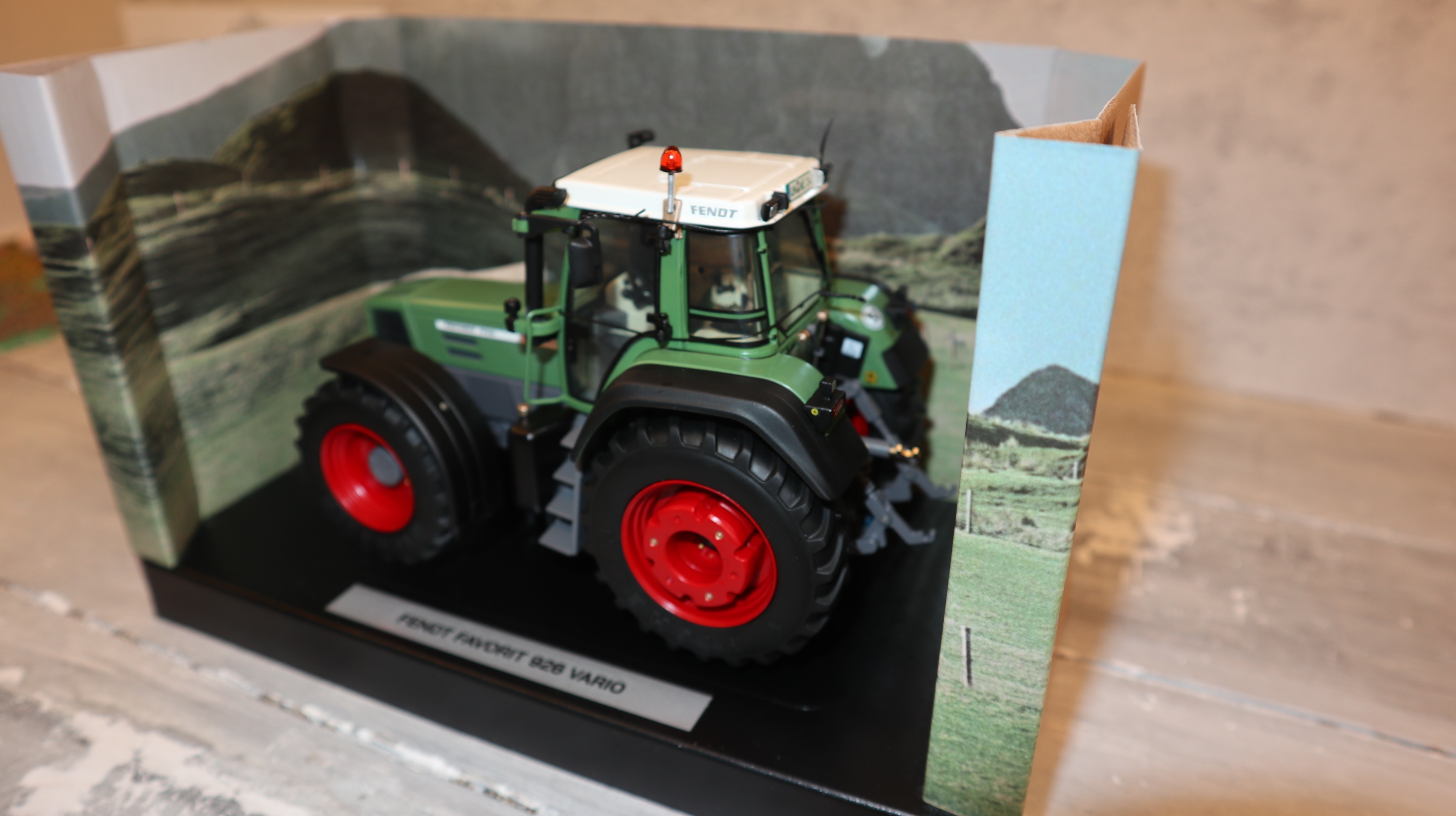 Weise Toys 1025 in 1:32, Fendt Favorit 926 (1.Generation) NEU in OVP
