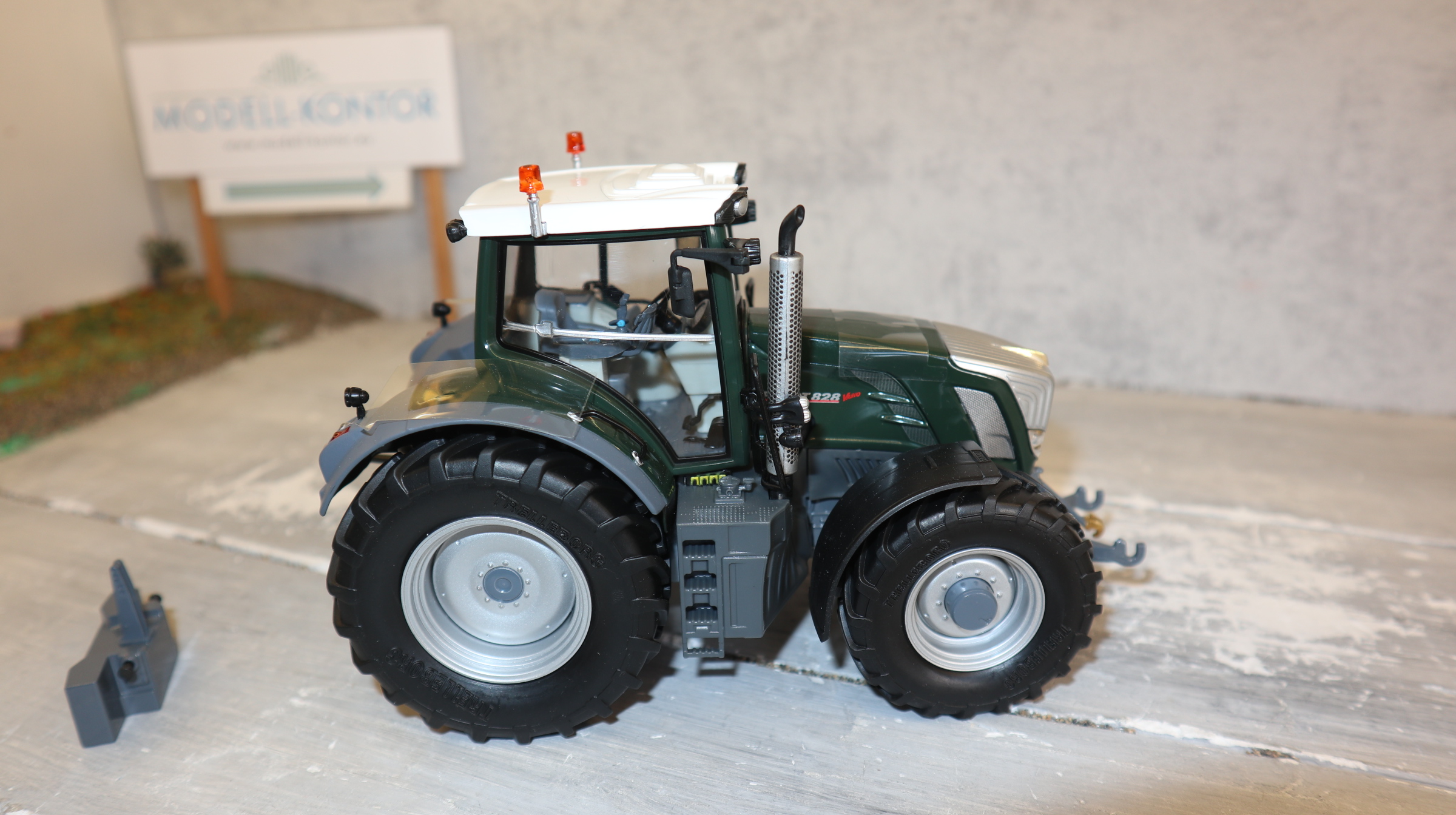 Wiking X991003931000 in 1:32, Fendt 828 tannengrün, NEU in OVP