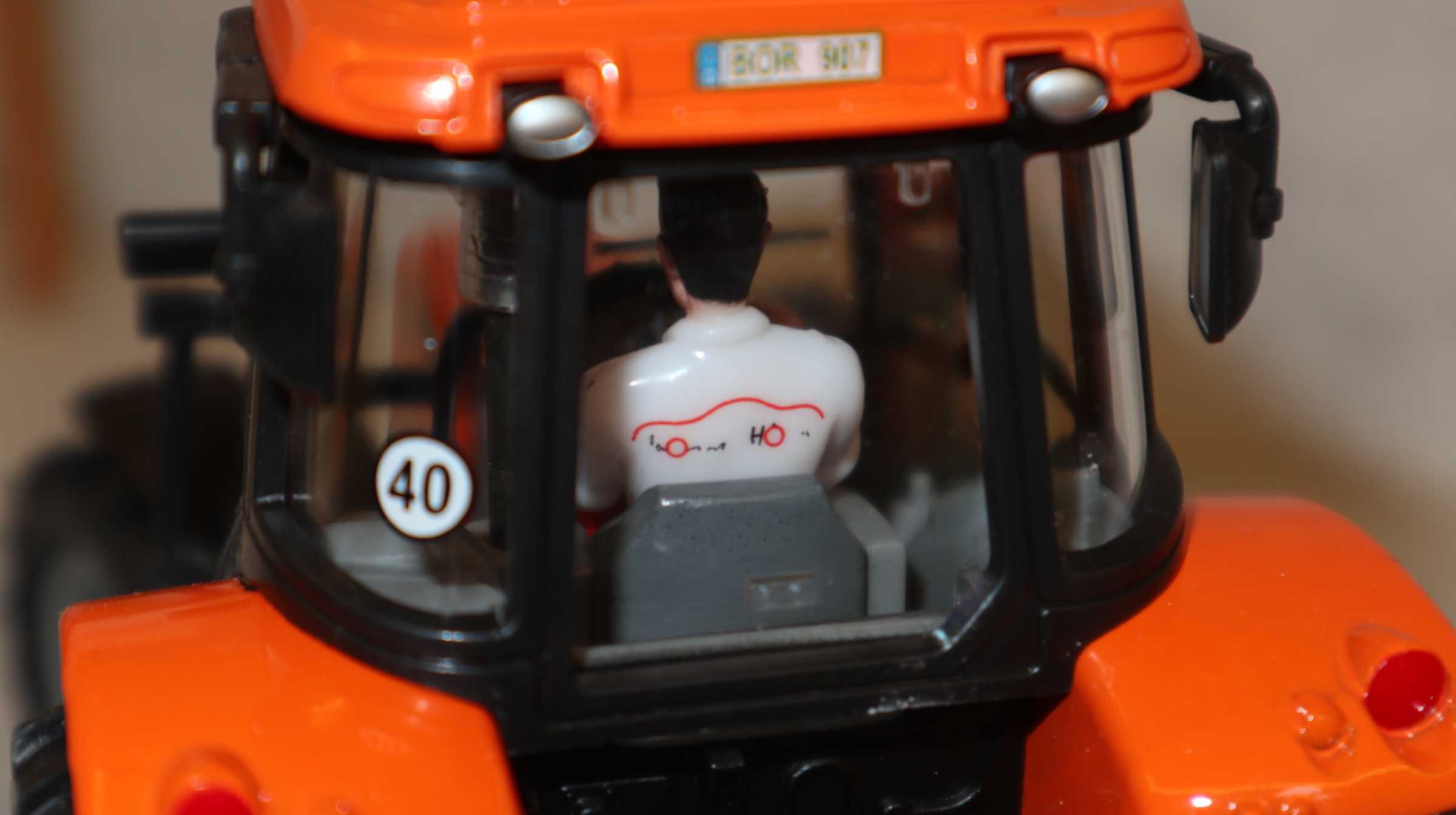Siku 3051 in 1:32, Massey Ferguson 5470 orange Sondermodell, NEU in OVP
