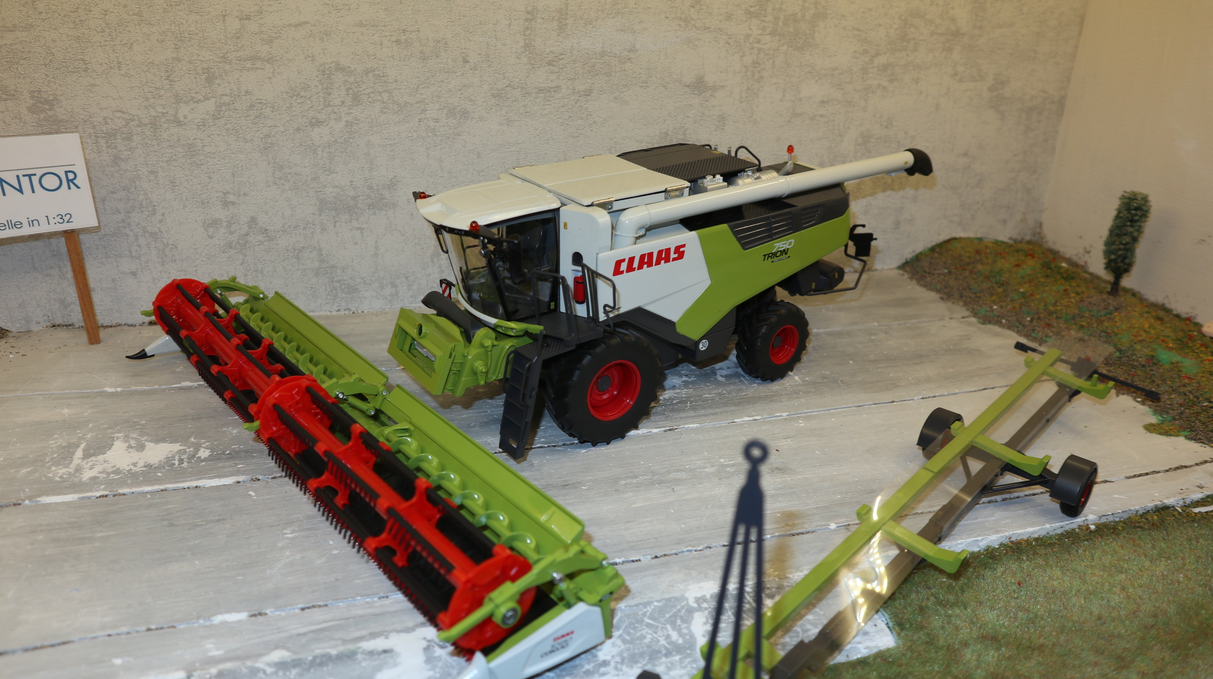 Wiking 02566220 in 1:32,  Claas Trion 750 Montana + Convo 1080, NEU in OVP