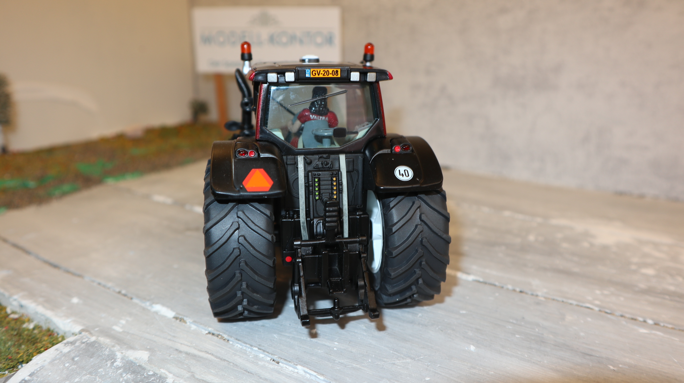 Siku 3268 in 1:32, Valtra T171 LCN 2008 Zwolle, NEU in OVP