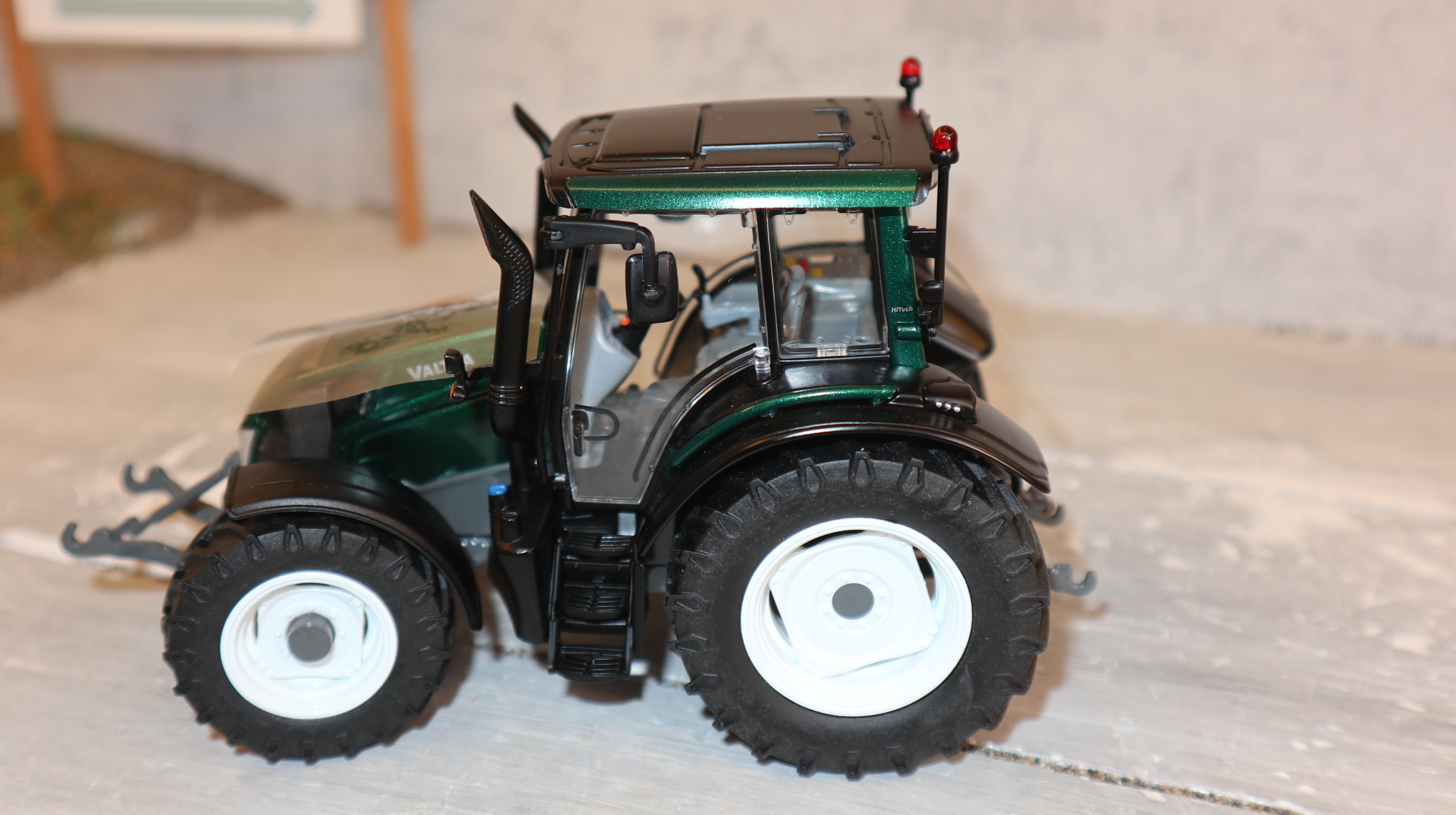 Wiking 077326 in 1:32,  Valtra N143 HT3 grün-metallic, NEU in OVP