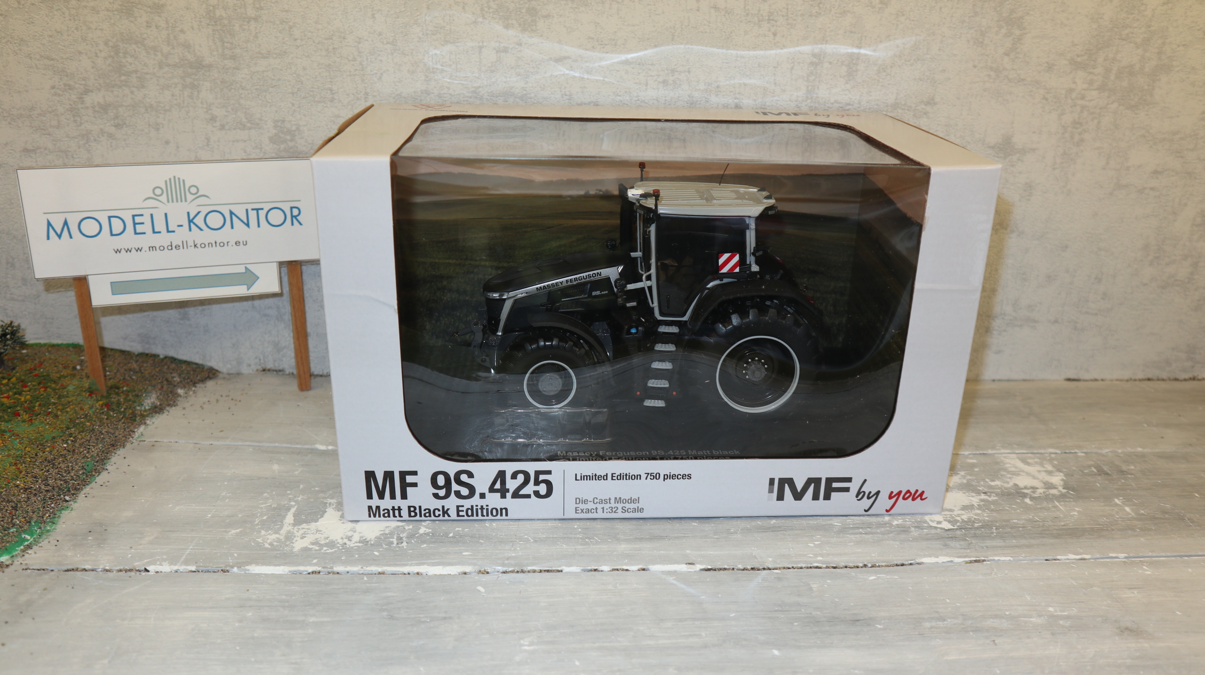 Universal Hobbies UH 6863 in 1:32,  Massey Ferguson 9S.425 schwarz matt,  NEU in OVP