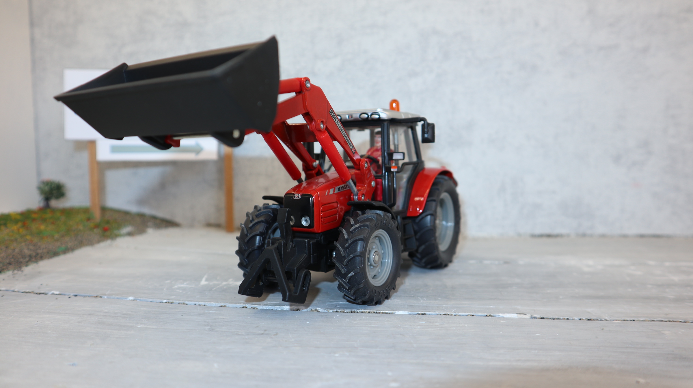 Siku 3693 in 1:32,  Massey Ferguson 894 mit Frontlader, TOP ohne OVP