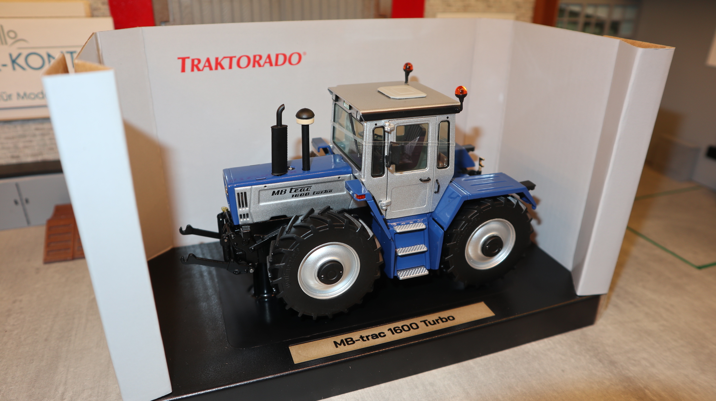 Weise Toys 2083 in 1:32, MB-Trac 1600 silber-blau,  TRAKTORADO 2026,  NEU in OVP
