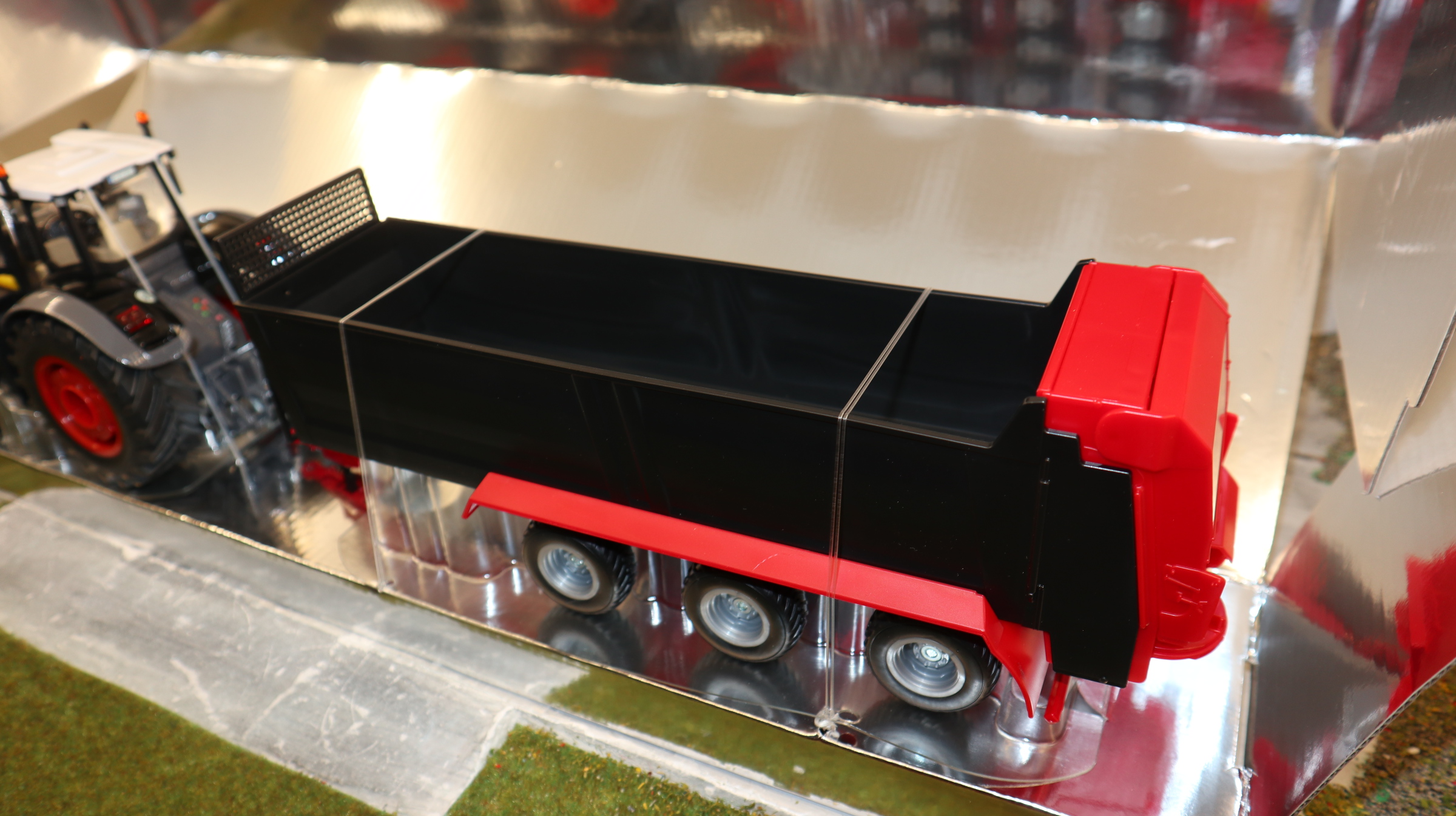 Siku 8520 in 1:32 Fendt 1046 mit Strautmann Streuer BLACK Sondermodell 1500 Stück, NEU in OVP