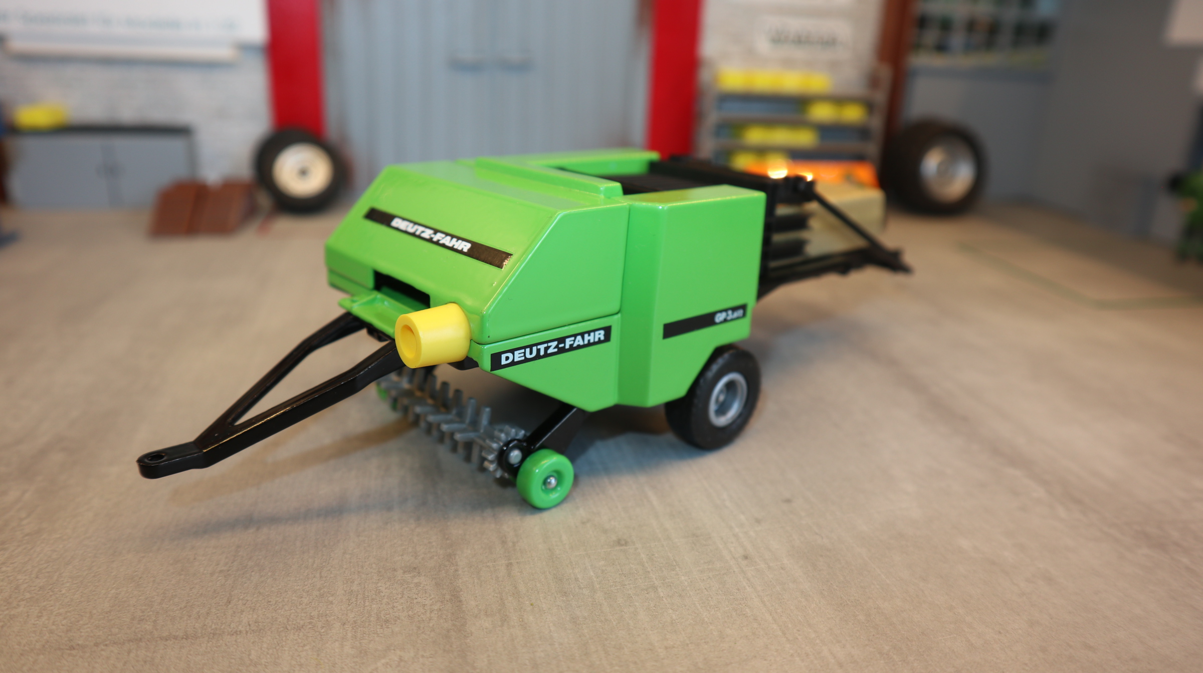 Siku 2862 in 1:32,  Deutz Großballenpresse breite Reifen Version 2, NEU in OVP