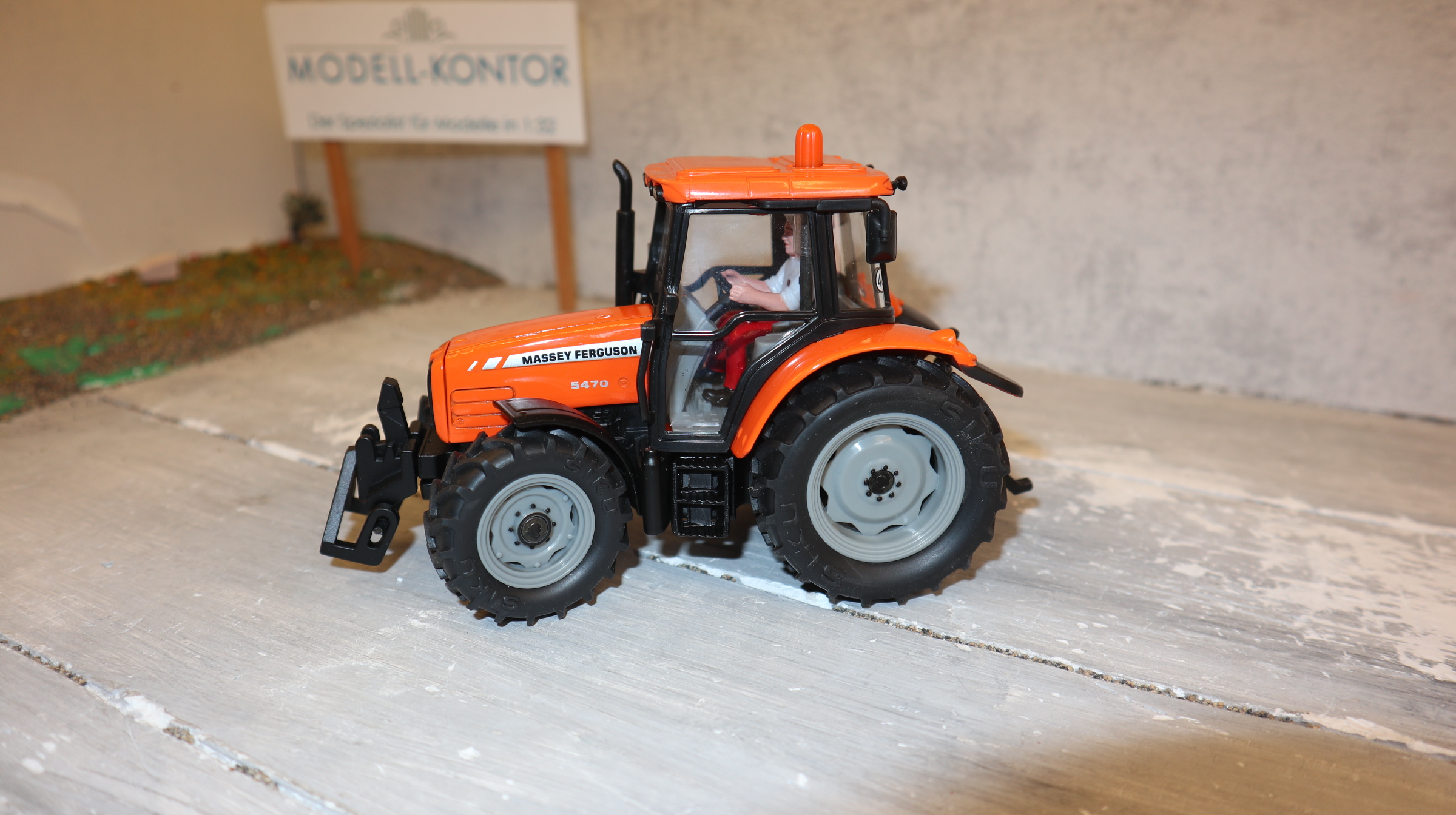 Siku 3051 in 1:32, Massey Ferguson 5470 orange Sondermodell, NEU in OVP