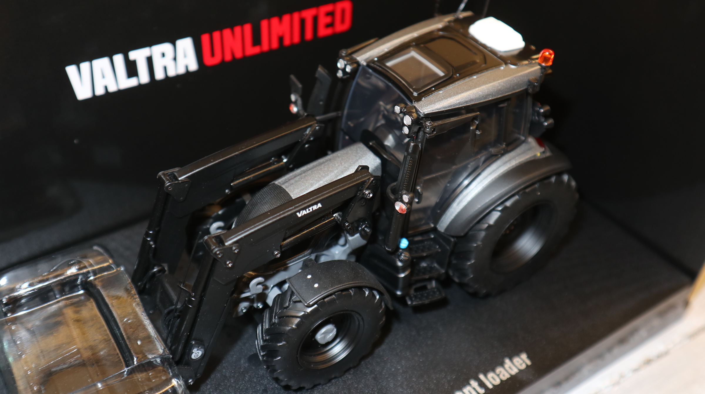 Universal Hobbies UH 6746 in 1:32, Valtra G135 Frontlader Titanium Grau,  NEU in OVP