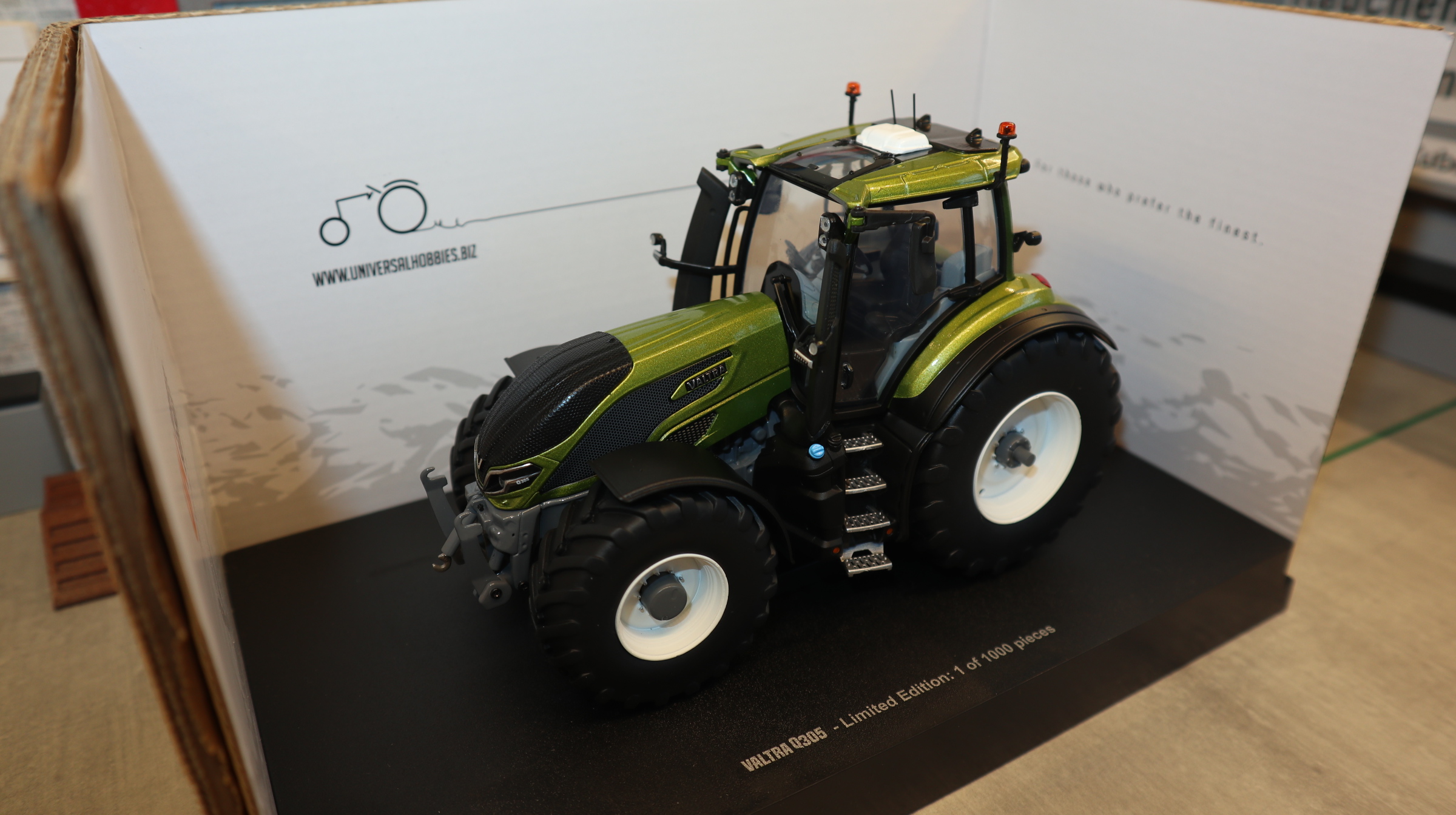 Universal Hobbies UH 6477 in 1:32, VALTRA Q305 Oliv grün metallic, NEU in OVP