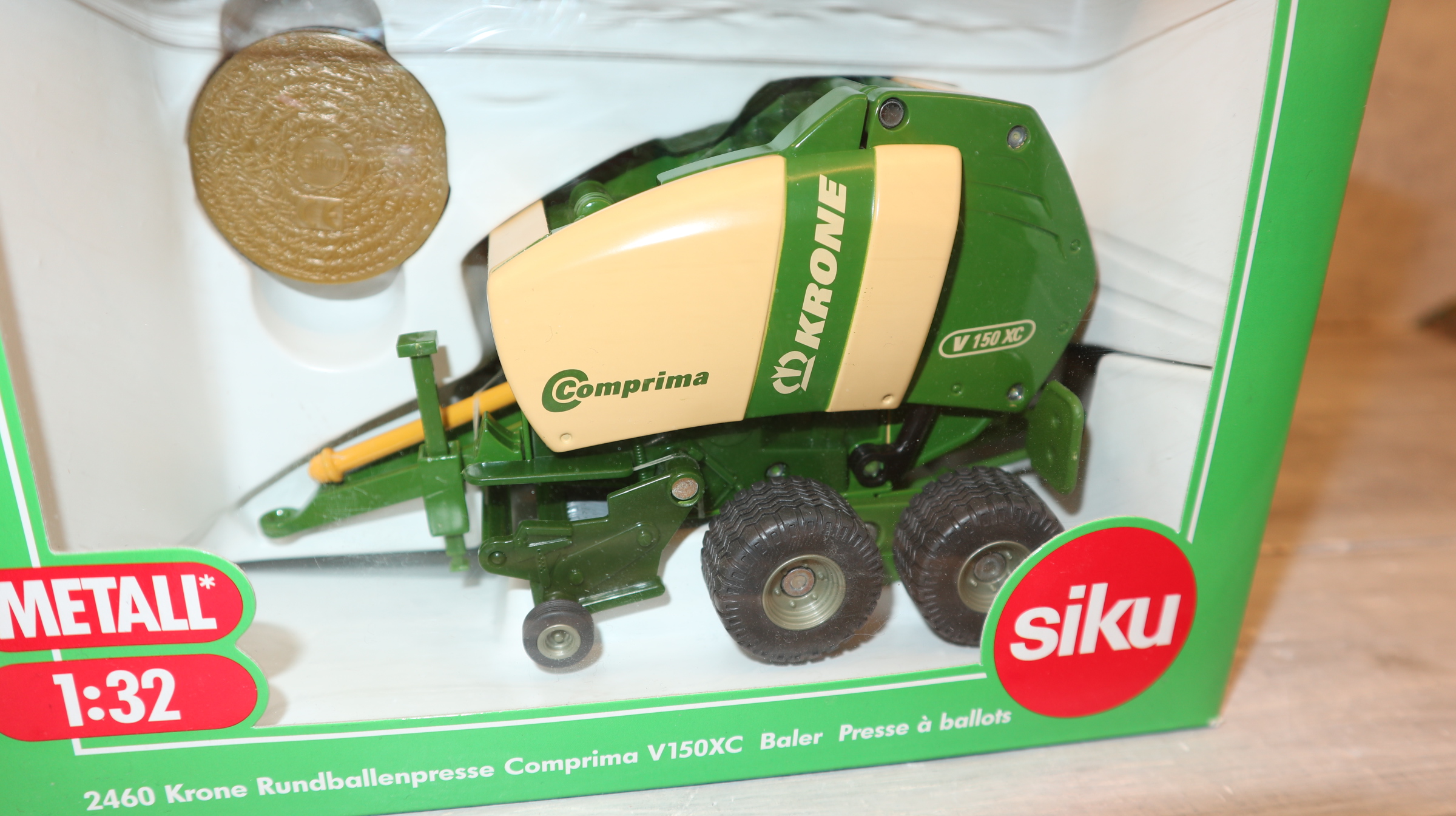 Siku 2460 in 1:32, KRONE Comprima V150C Rundballenpresse, NEU in OVP