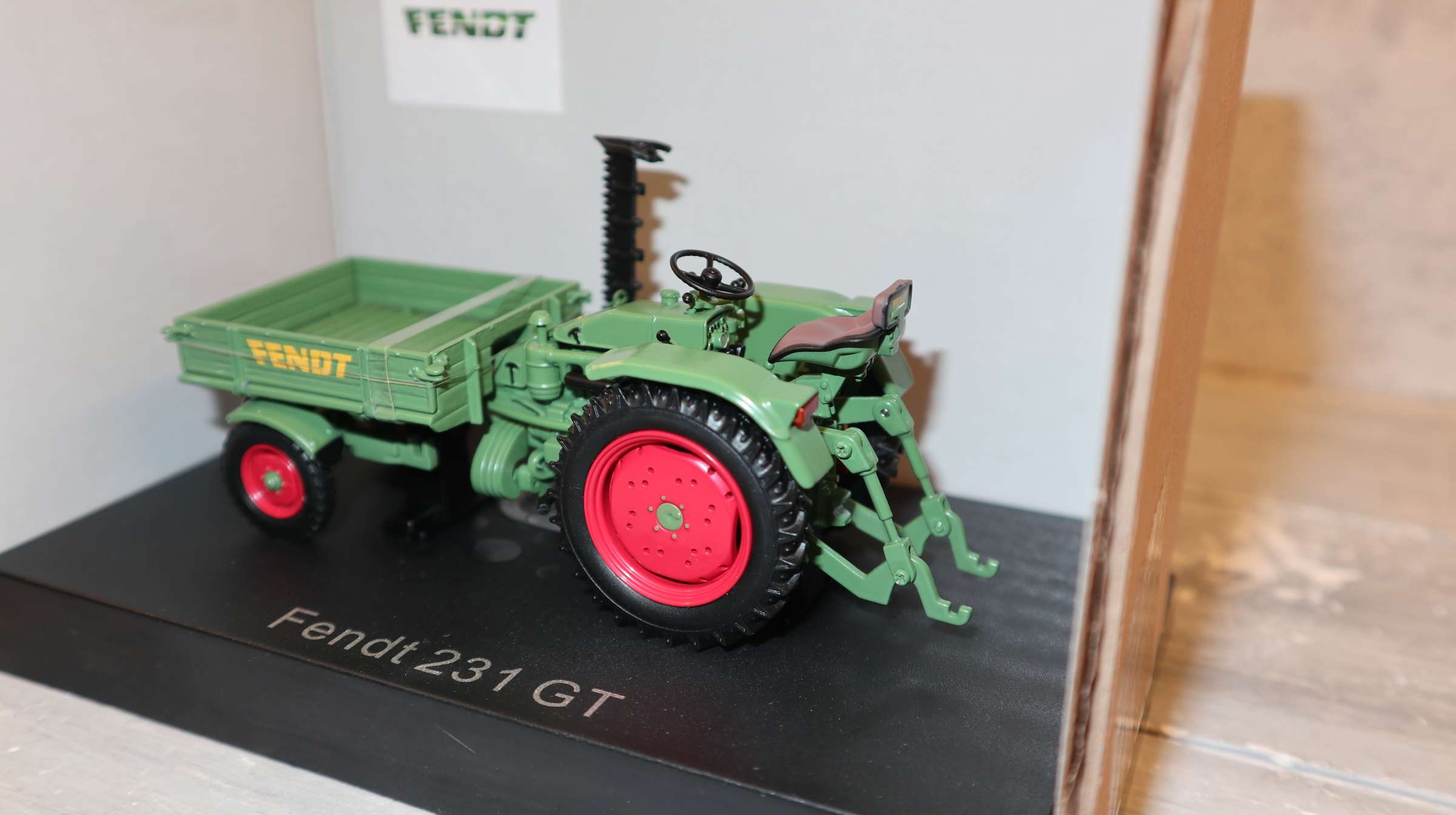 Universal Hobbies UH 6669 in 1:32,  Fendt 231 Geräteträger, nur 1000 Stück,  Neu in OVP