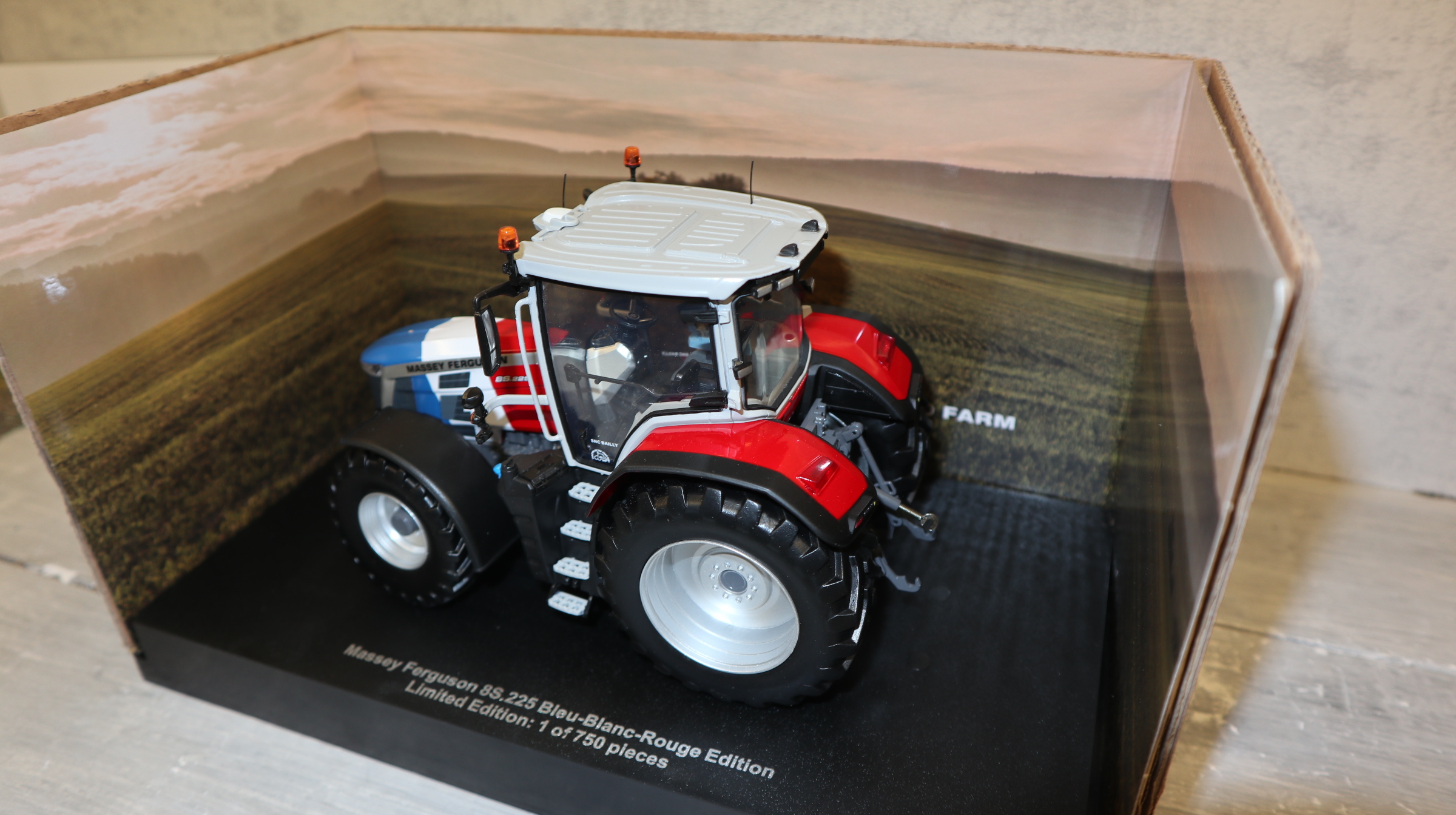 Universal Hobbies UH 6662 1:32,  Massey Ferguson 8S.225 Frankreich-Edition, nur 750 Stück, NEU in OVP