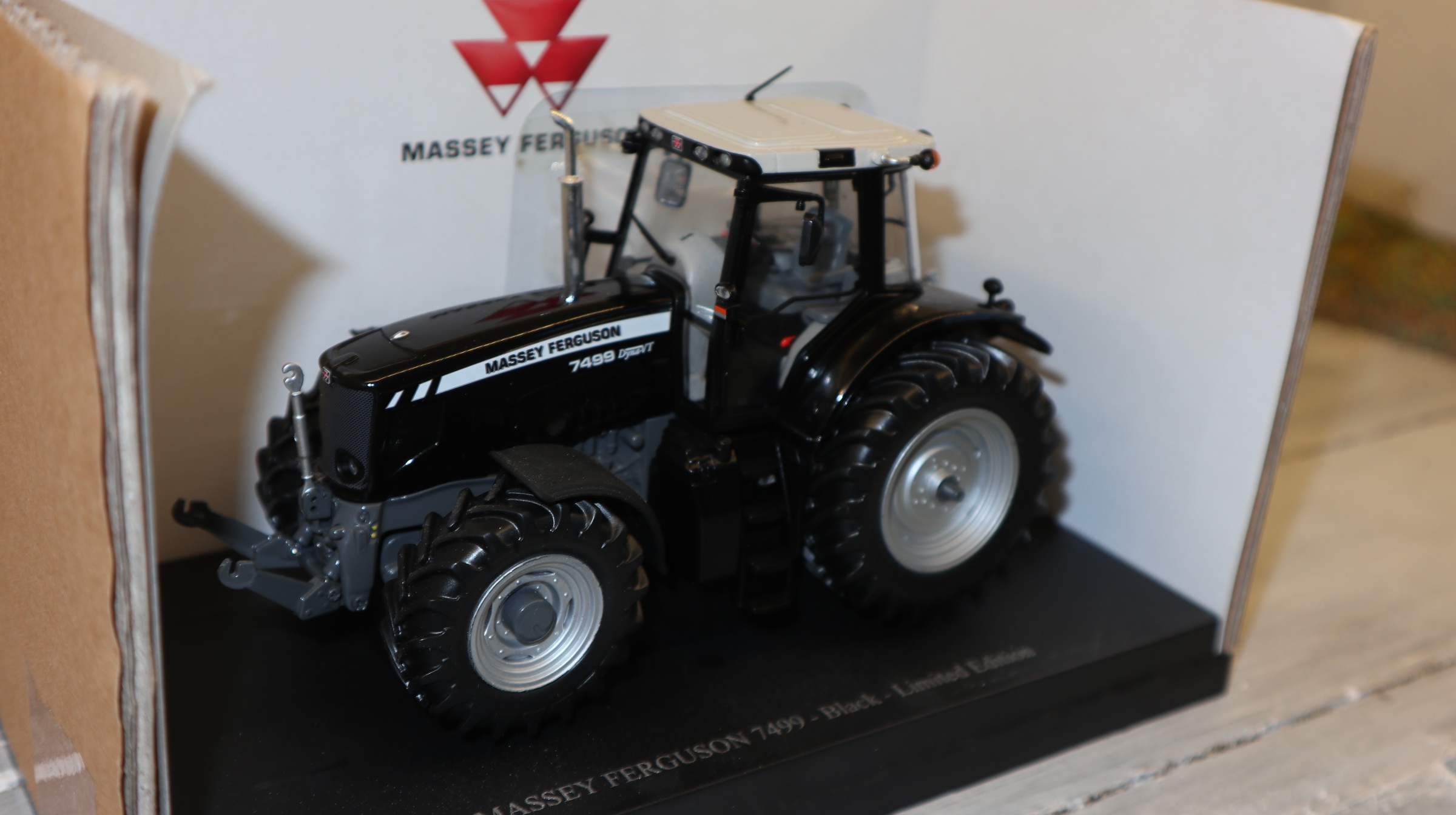 Universal Hobbies UH 2985 in 1:32,  Massey Ferguson 7499 Blackline,  NEU in OVP