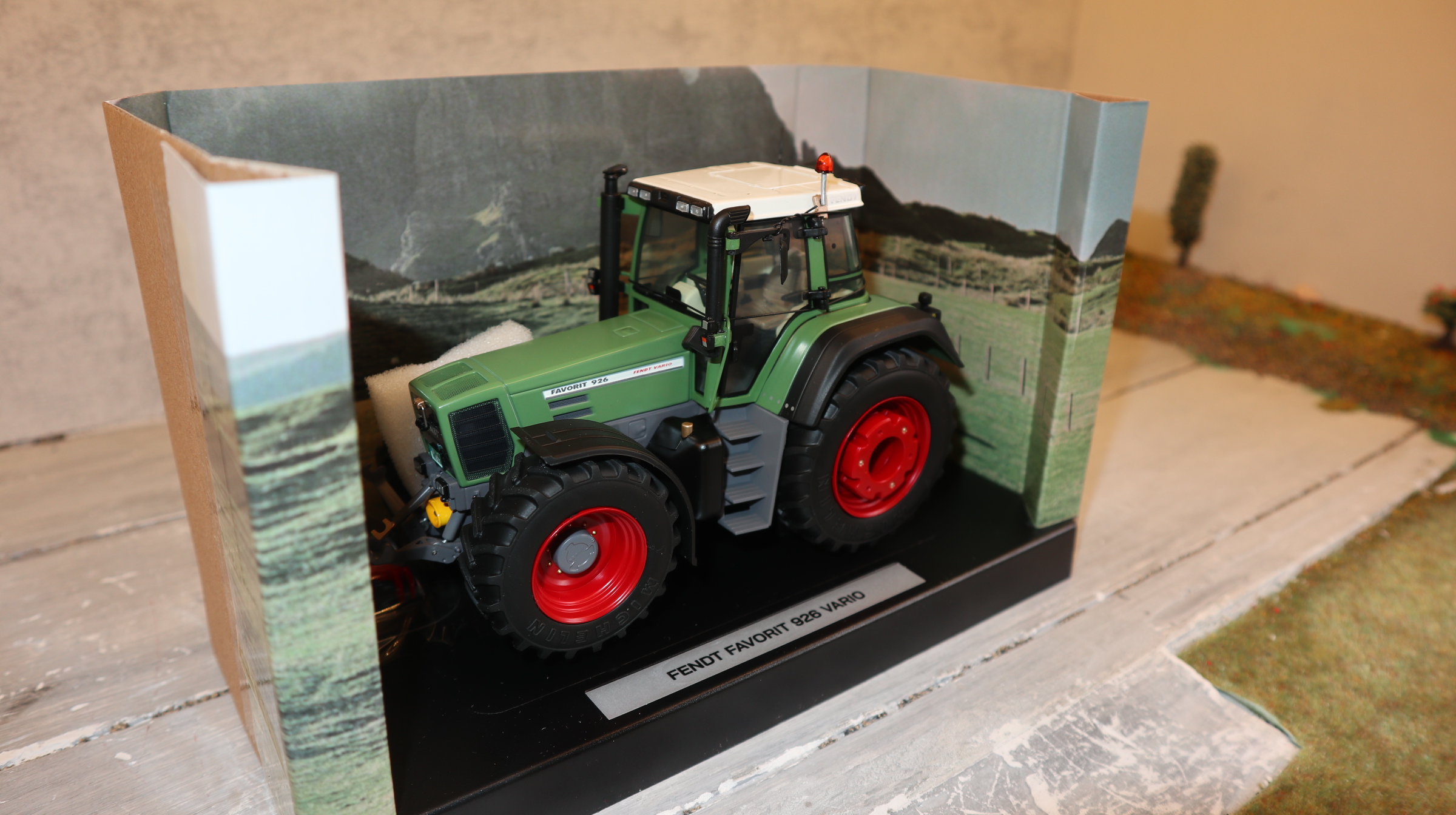 Weise Toys 1025 in 1:32, Fendt Favorit 926 (1.Generation) NEU in OVP