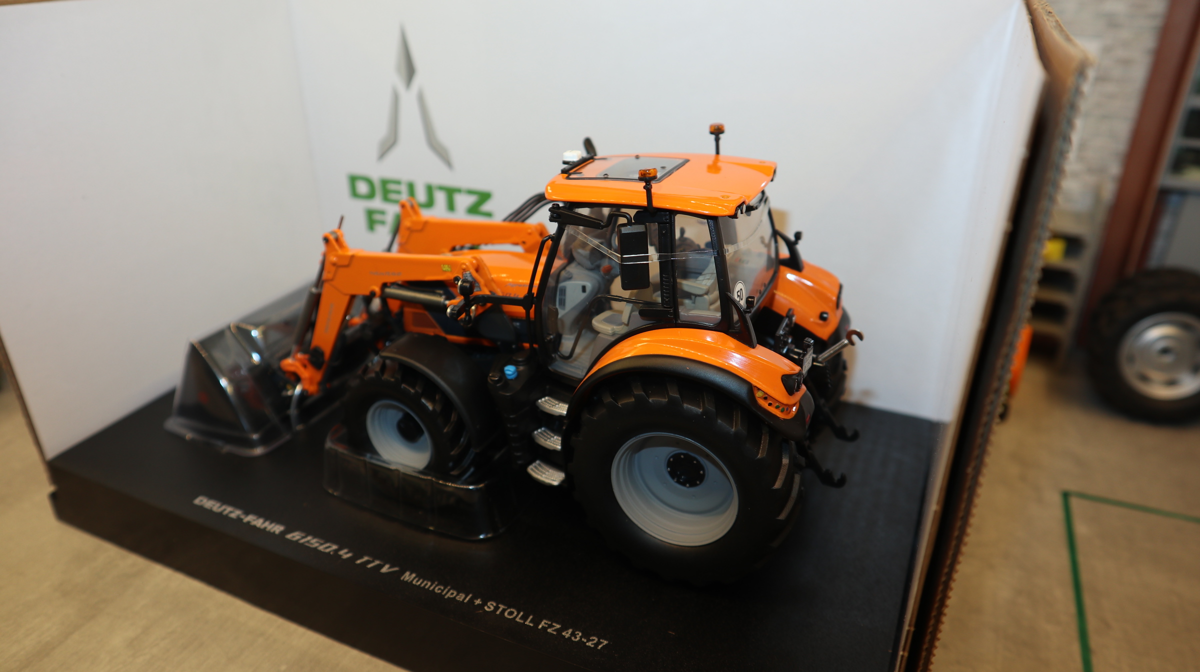 Universal Hobbies UH 6861 in 1:32, Deutz-Fahr 6150.4 TTV mit Stoll Frontlader Kommunal, NEU in OVP