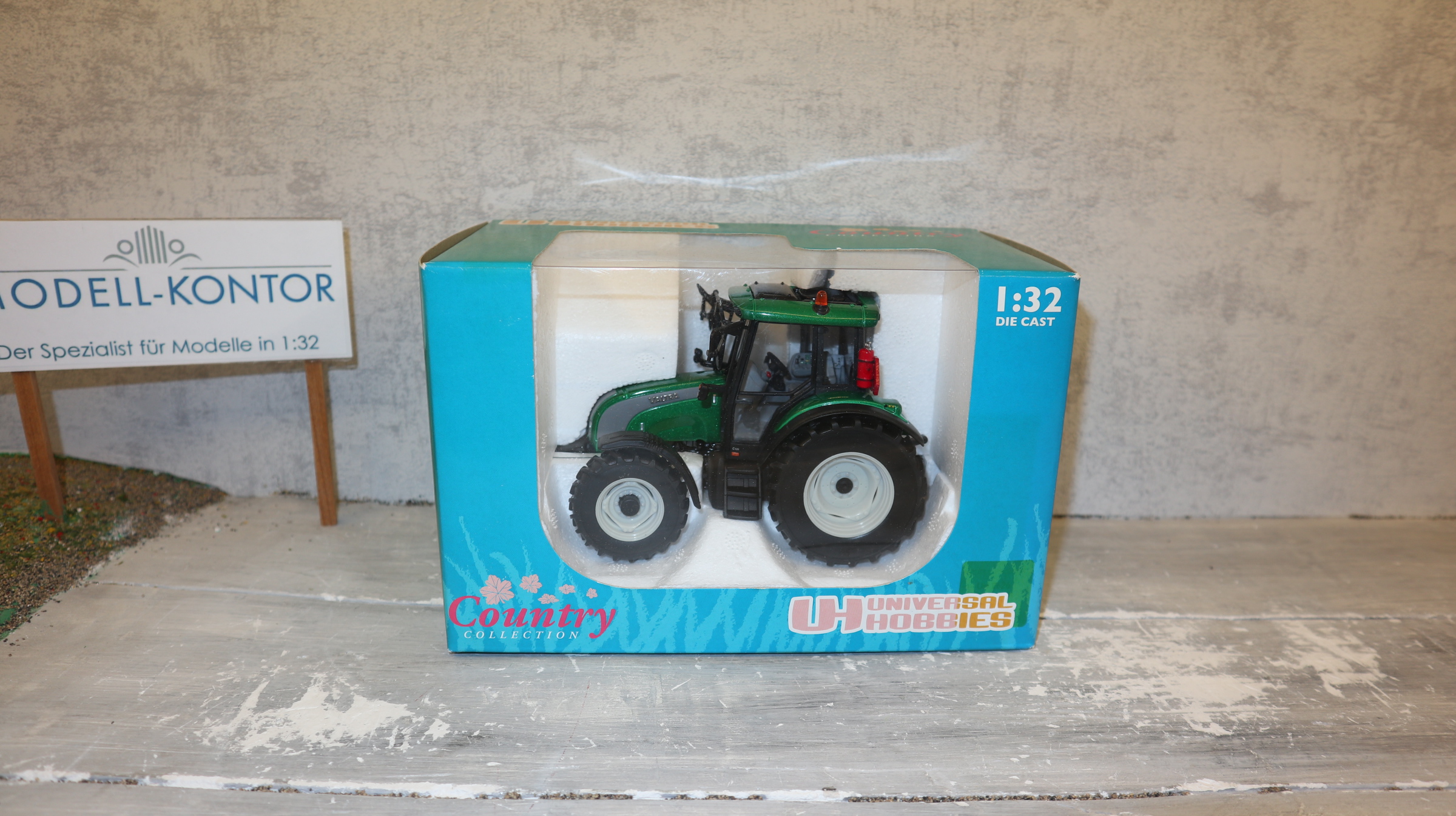 Universal Hobbies UH 2626 in 1:32, Valtra Serie C grün metallic, NEU in OVP