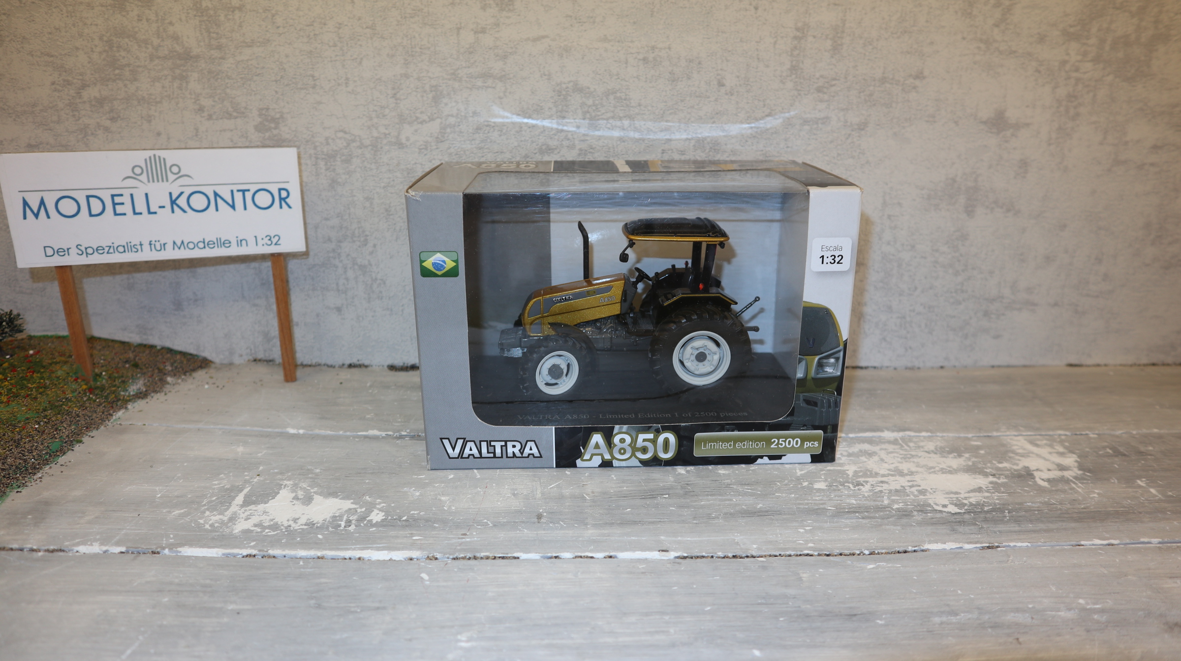 Universal Hobbies UH 4011 in 1:32, Valtra A850 GOLD aus Brasilien NEU in OVP