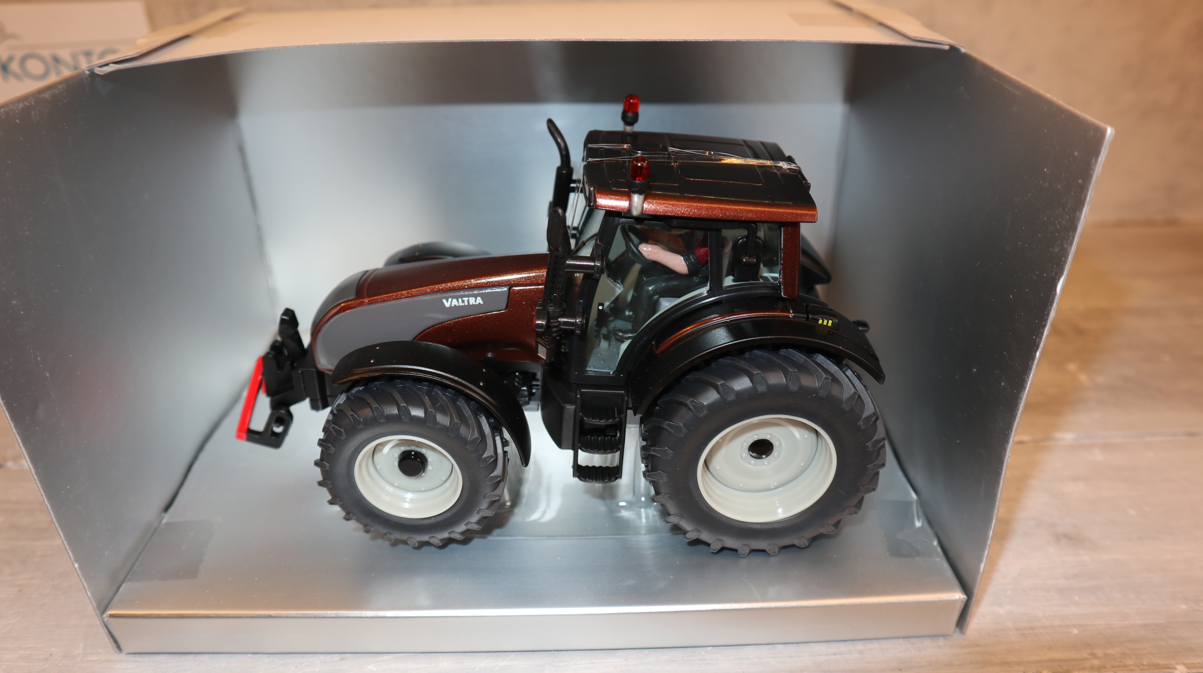 Siku 3268 in 1:32,  Valtra T191 bronze-metallic,  NEU in OVP