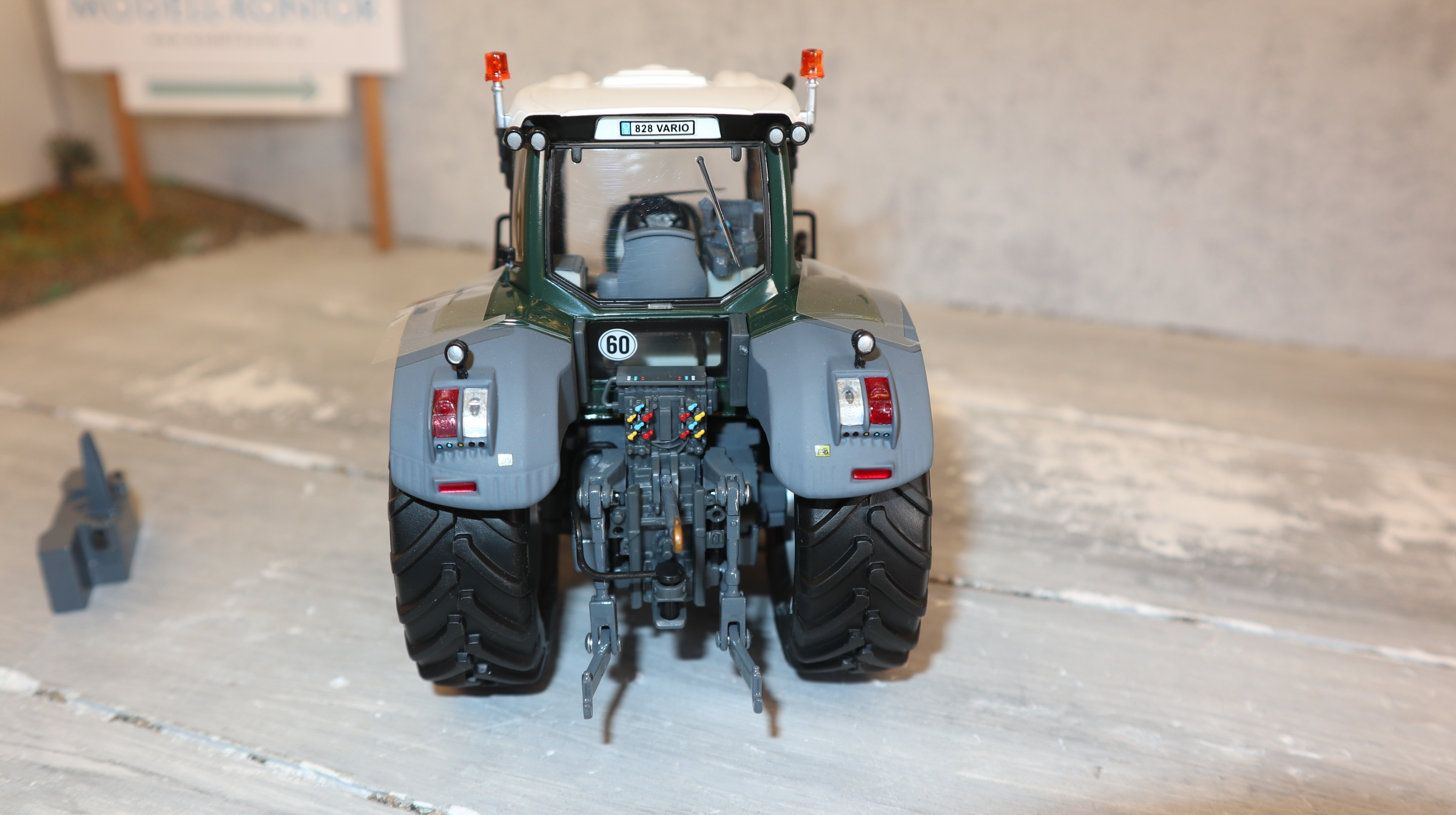 Wiking X991003931000 in 1:32, Fendt 828 tannengrün, NEU in OVP
