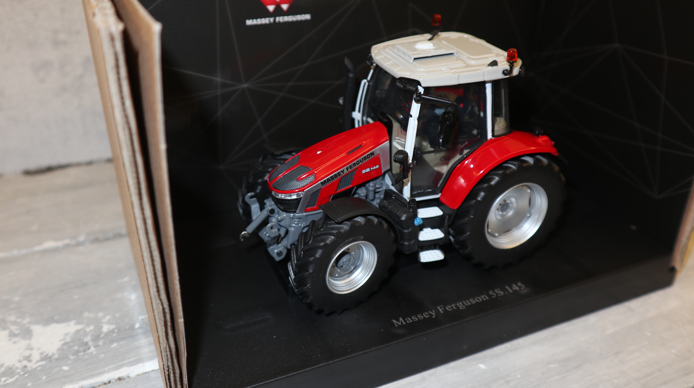 Universal Hobbies UH 6304 in 1:32,  Massey Ferguson 5S.145,  NEU in OVP