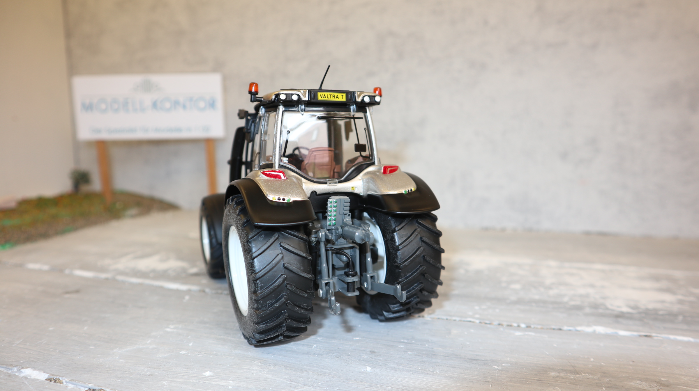 Wiking 077814  in 1:32, VALTRA T234 champagner, V42701994 NEU in OVP