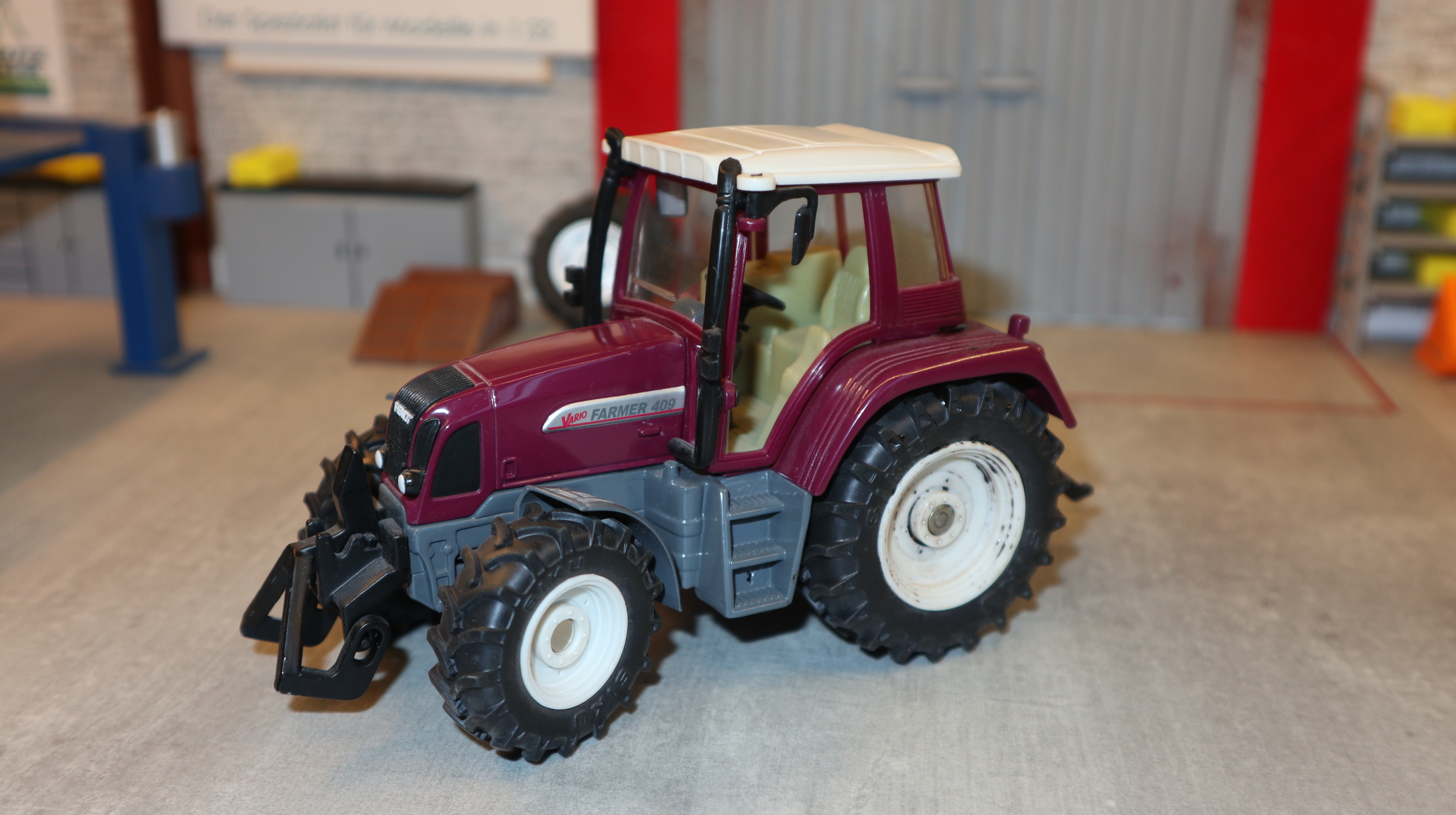 Siku 2968 in 1:32,  -  Sondermodell Fendt 409 bordauxrot aus 2003 - NEU in OVP