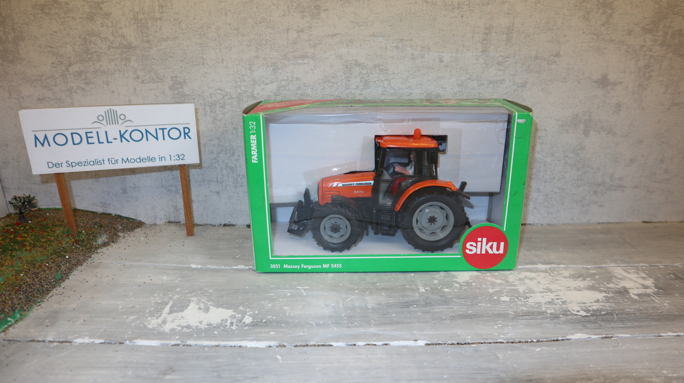 Siku 3051 in 1:32, Massey Ferguson 5470 orange Sondermodell, NEU in OVP