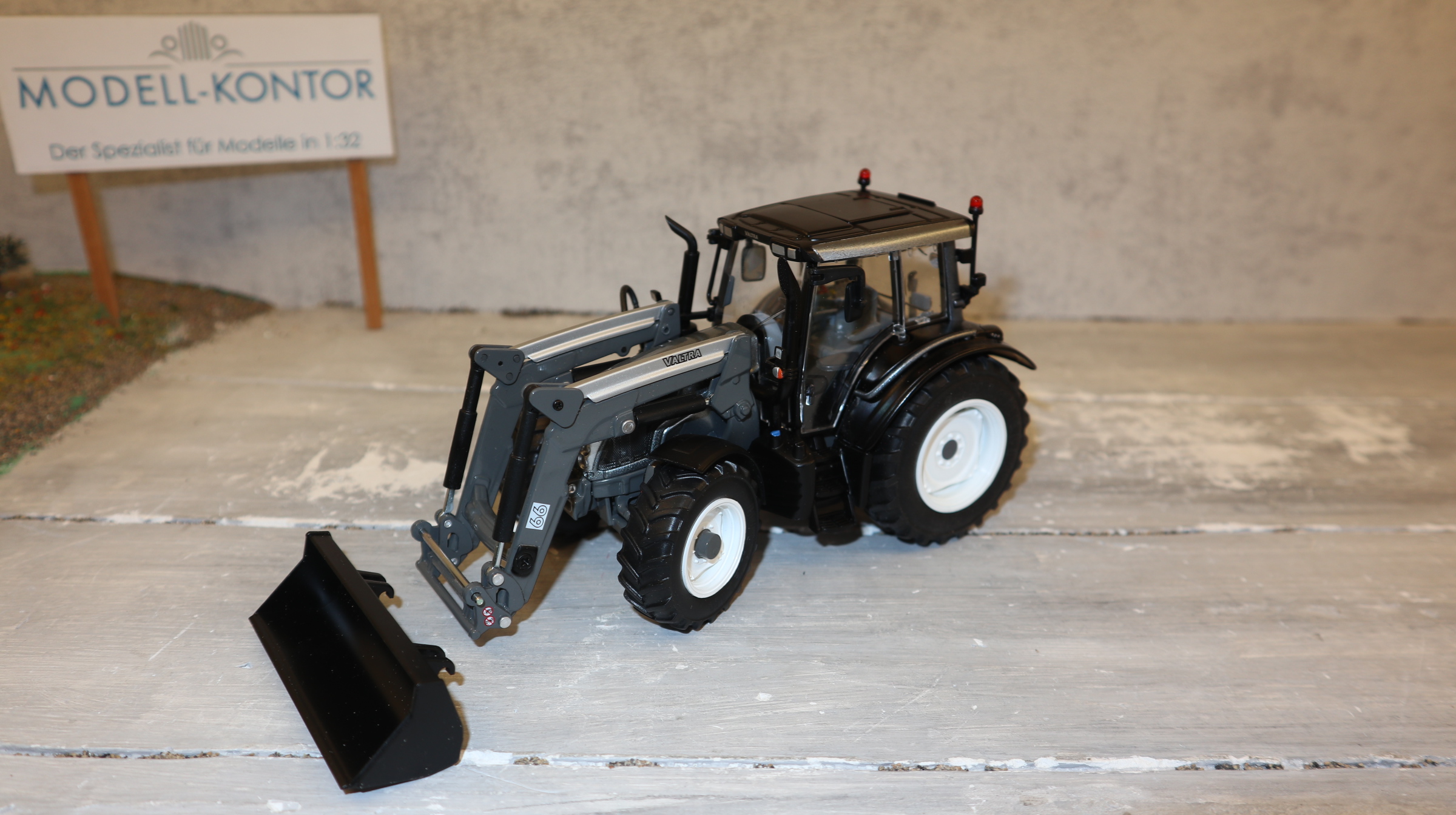 Wiking 077327 in 1:32, VALTRA N123 graumetallic mit Frontlader, NEU in OVP