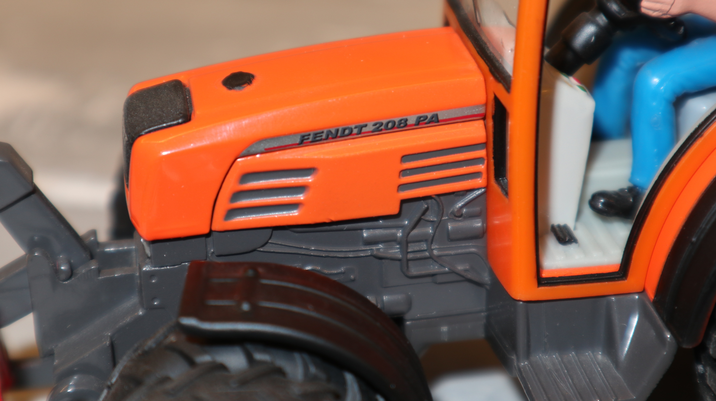 Siku 3052 in 1:32,  Fendt 208 PA Kommunal mit Ballon-Reifen orange, NEU in OVP