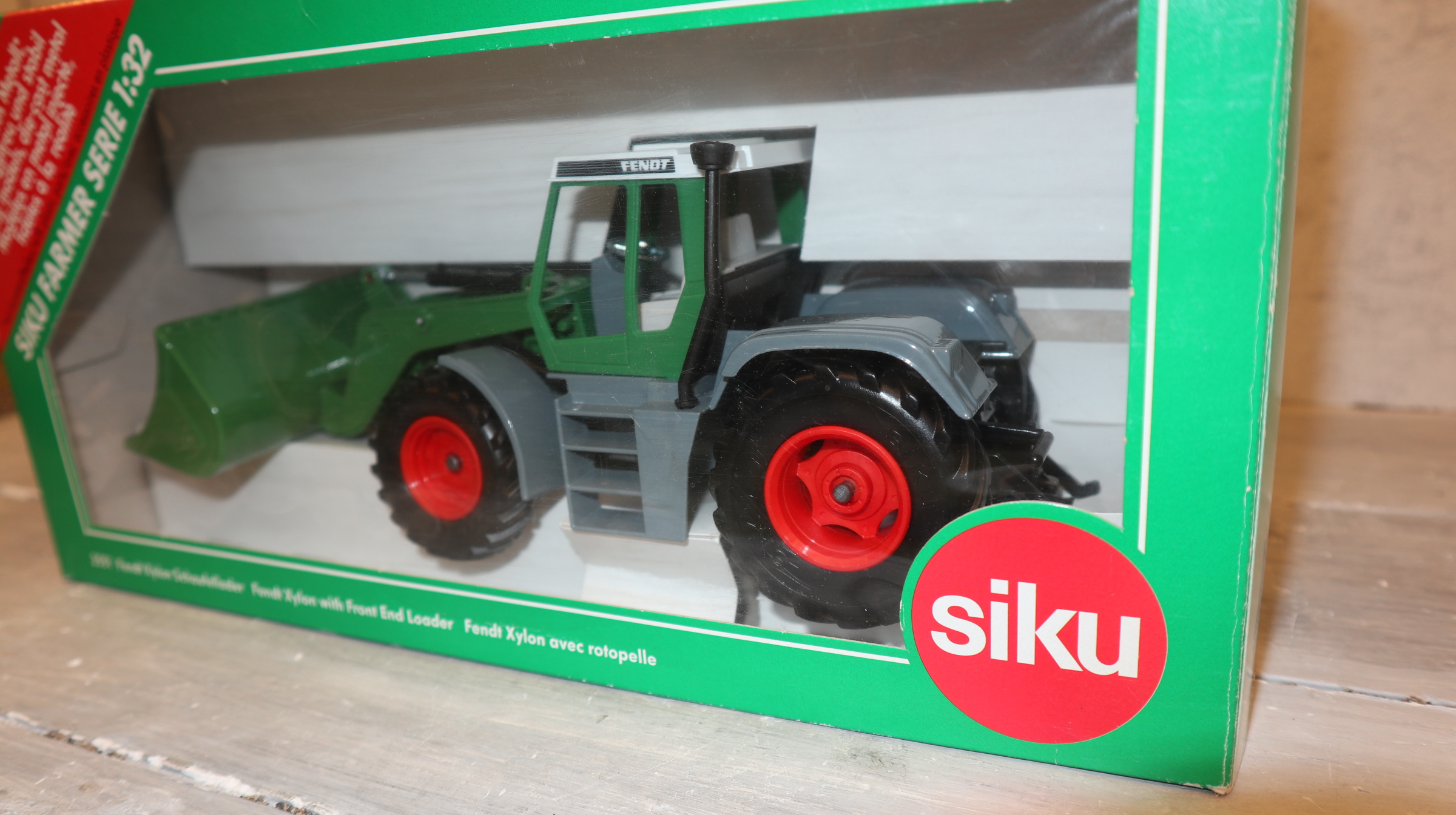 Siku 3551 in 1:32, Fendt Xylon mit Schaufellader grün-grau , NEU in OVP