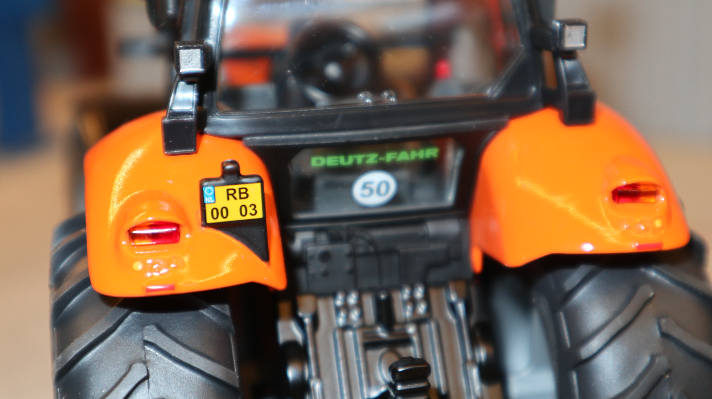 Siku 3266 in 1:32  DEUTZ-FAHR Agrotron X720 Traktor kommunal , NEU in OVP