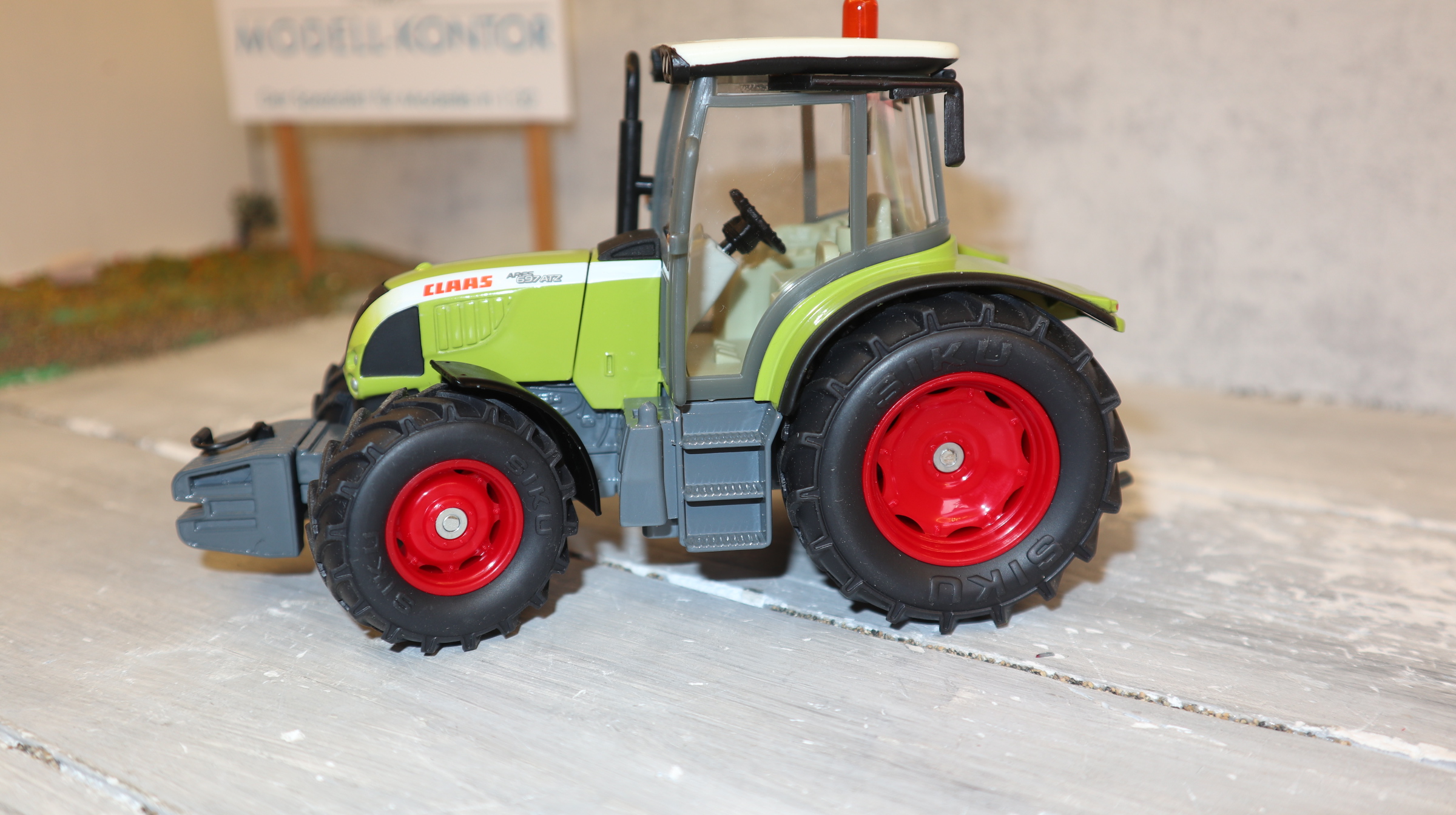 Siku 3256 in 1:32,  Claas Ares 697 ATZ mit Frontgewicht, NEU in OVP