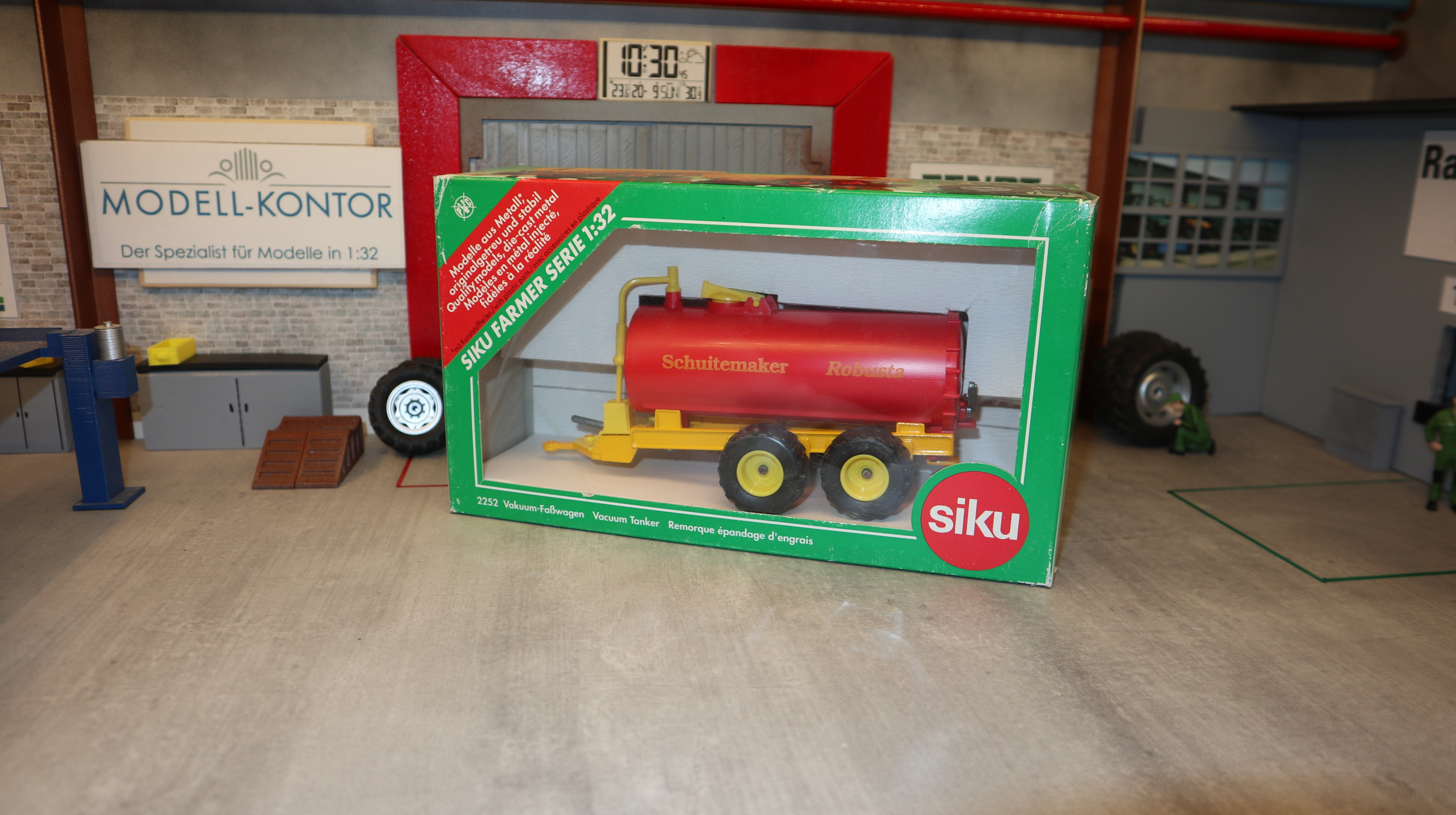 Siku 2252 in 1:32, Vakuum-Faßwagen Schuitemaker rot-gelb,  NEU in OVP
