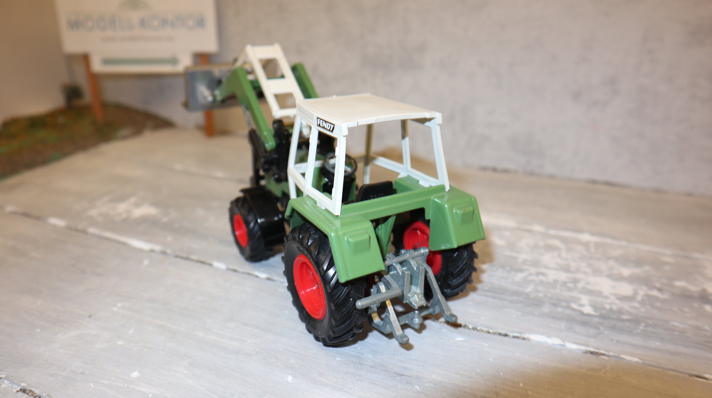 Siku 3450 in 1:32, Fendt Farmer 319 LSA mit Frontlader dunkelgrün, NEU in OVP