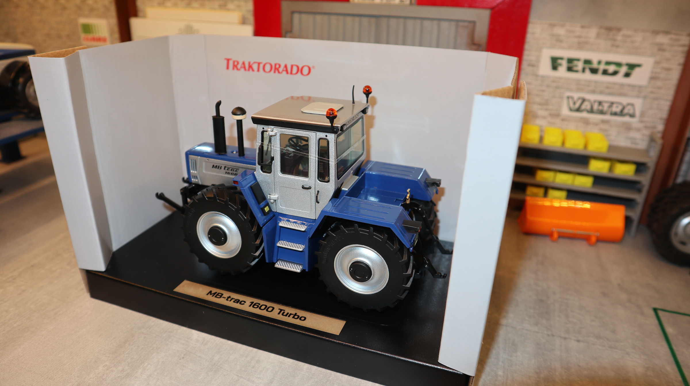 Weise Toys 2083 in 1:32, MB-Trac 1600 silber-blau,  TRAKTORADO 2026,  NEU in OVP