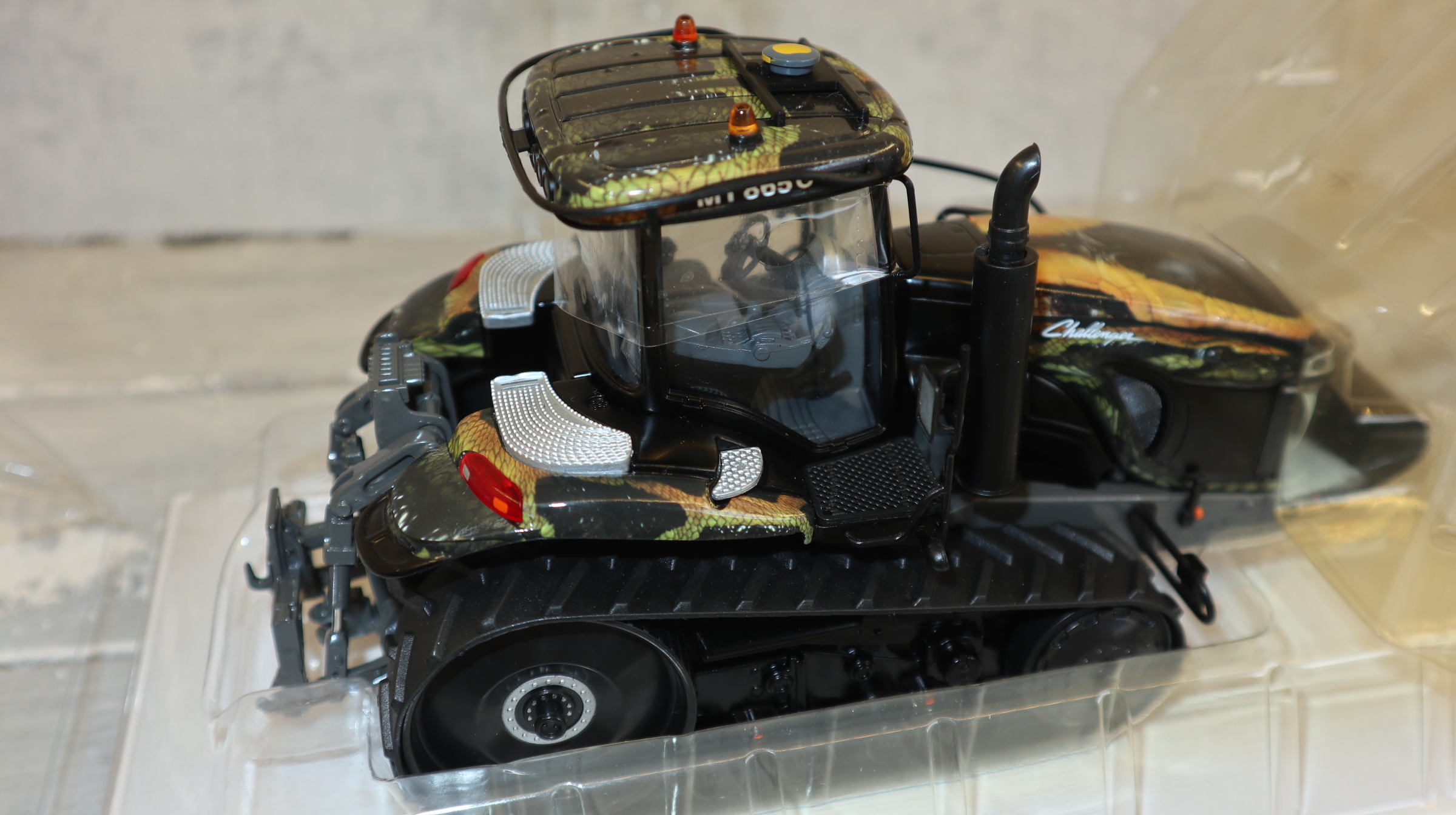 USK 58622 in 1:32 Challenger MT865C ANAKONDA NEU in OVP