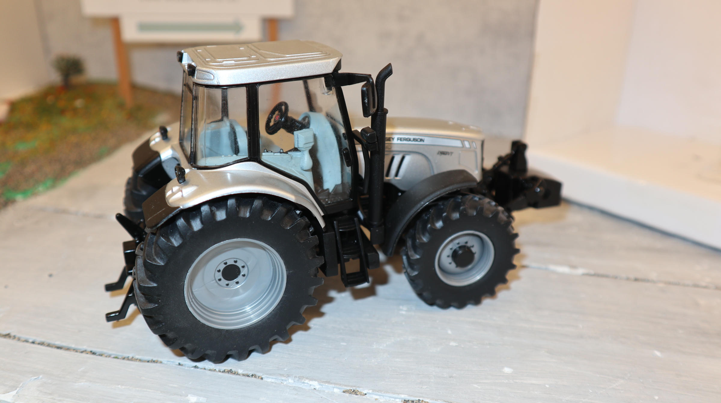 Britains 42735 in 1:32,  Massey Ferguson 7480 in silber, NEU in OVP