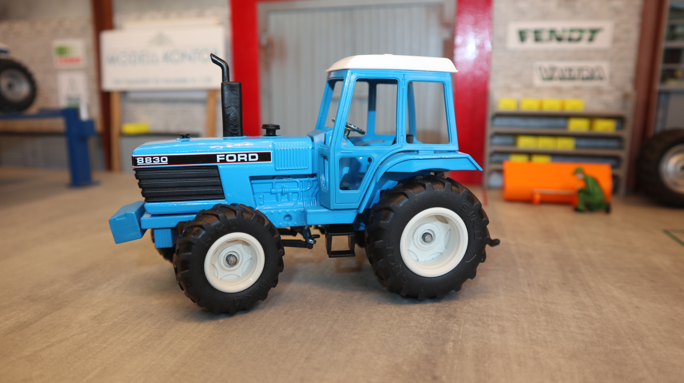 Siku 2885 in 1:32, Ford 8830 4WD, NEU in OVP