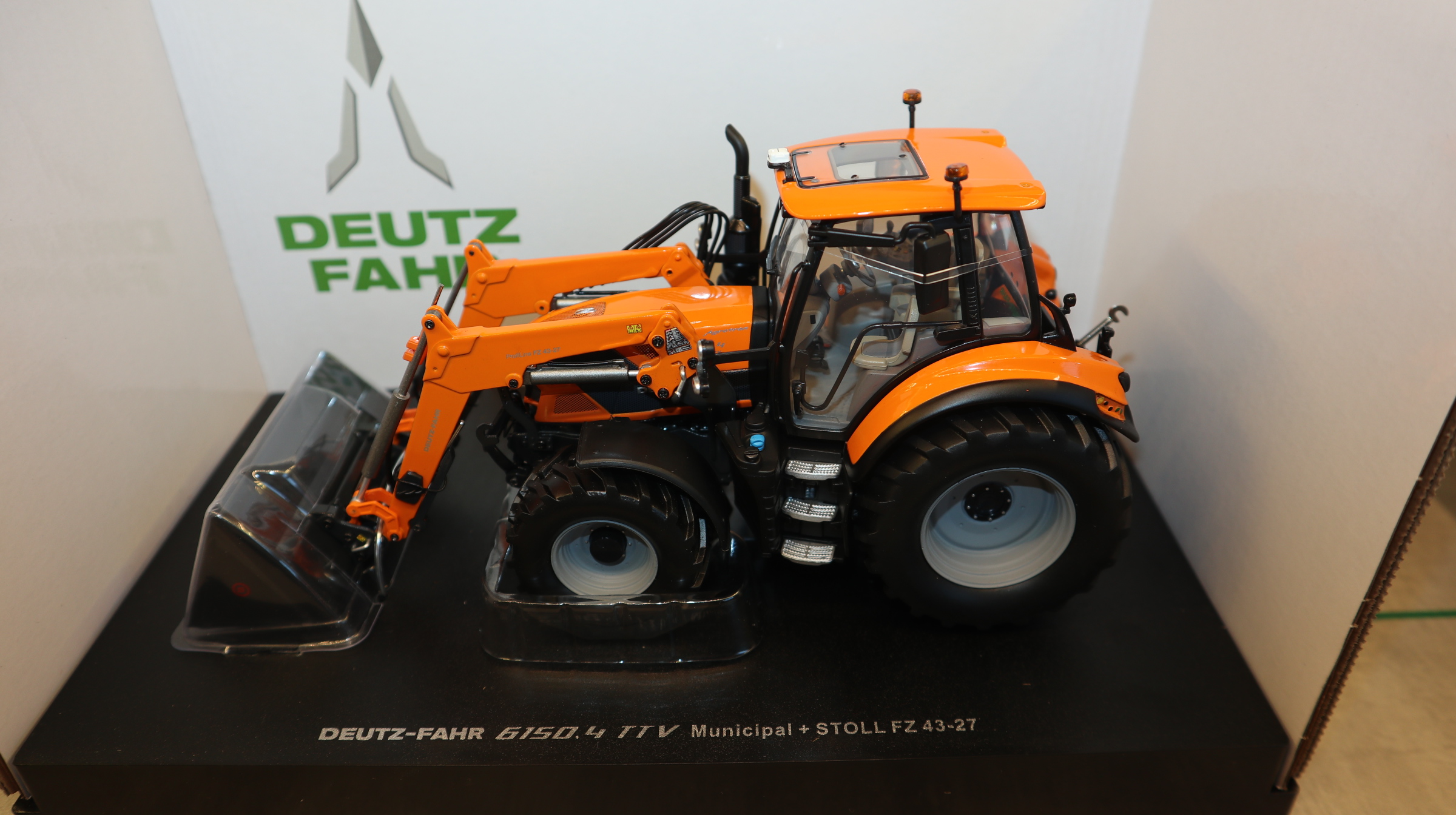 Universal Hobbies UH 6861 in 1:32, Deutz-Fahr 6150.4 TTV mit Stoll Frontlader Kommunal, NEU in OVP