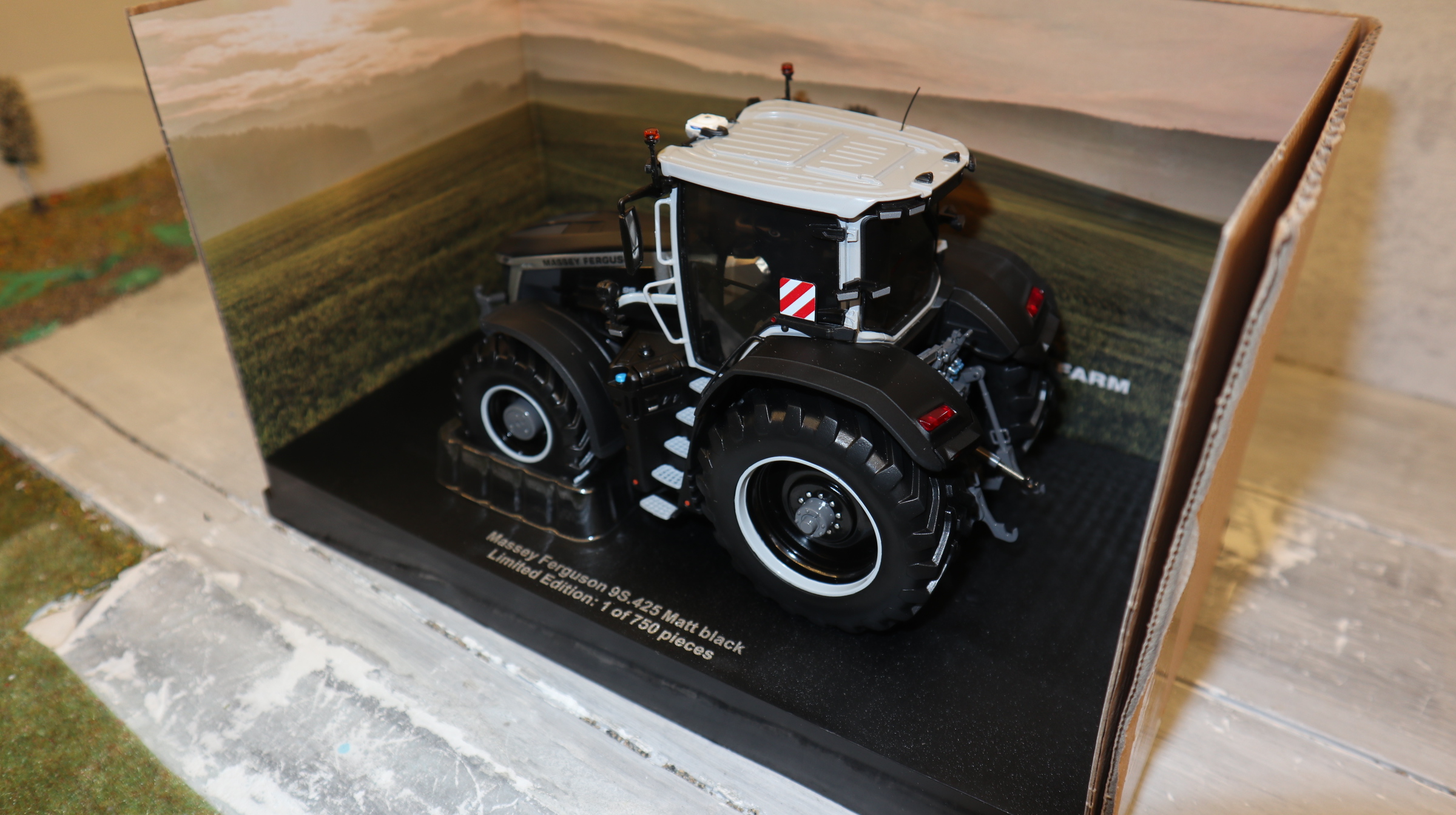 Universal Hobbies UH 6863 in 1:32,  Massey Ferguson 9S.425 schwarz matt,  NEU in OVP
