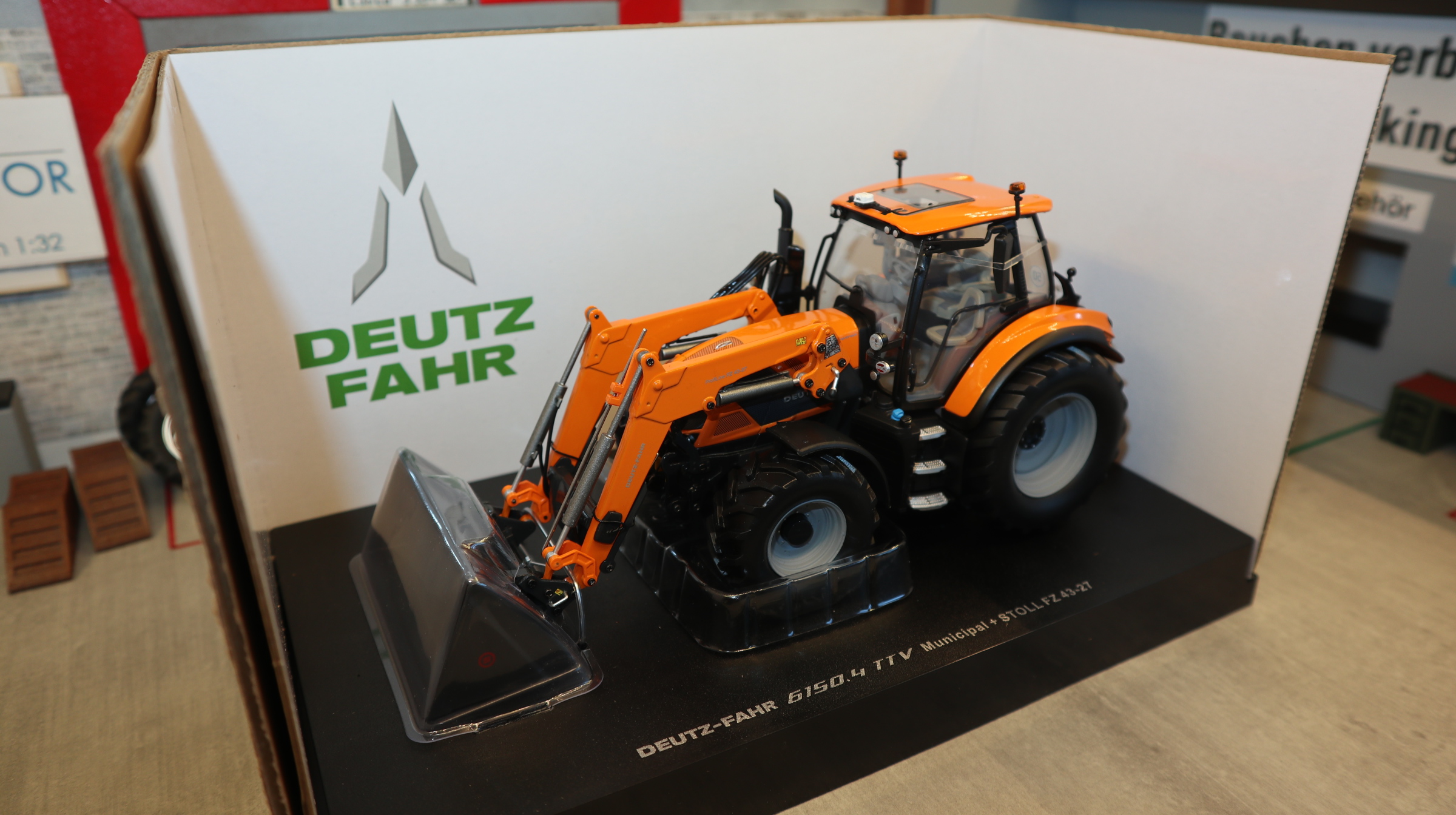 Universal Hobbies UH 6861 in 1:32, Deutz-Fahr 6150.4 TTV mit Stoll Frontlader Kommunal, NEU in OVP