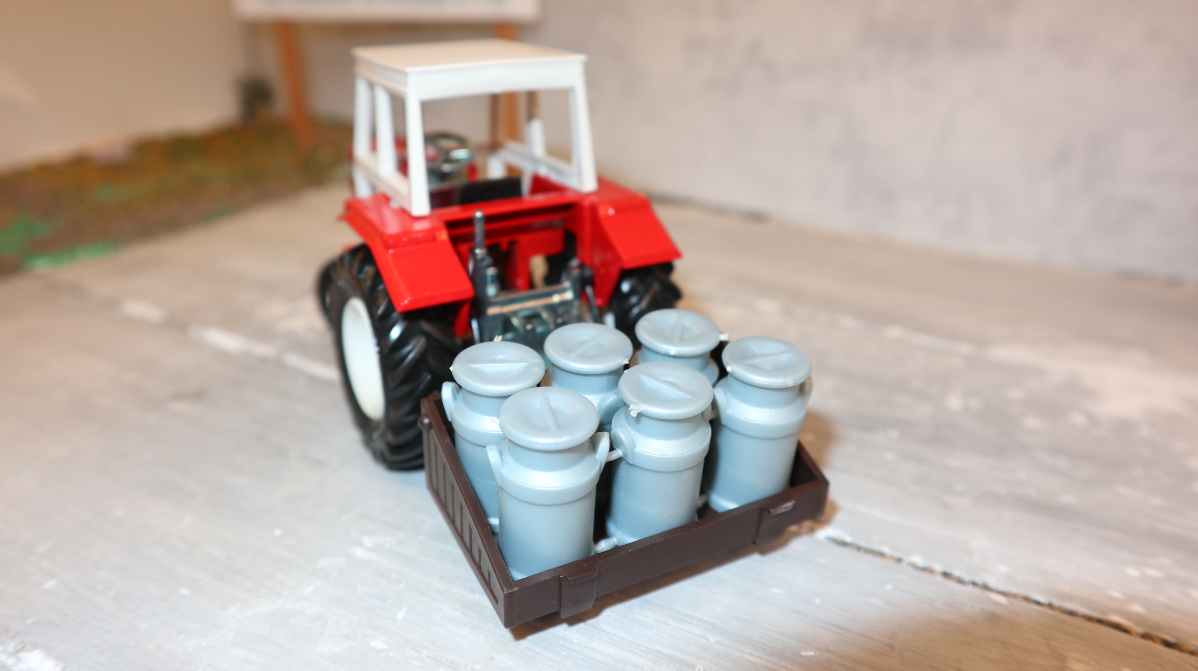 Siku 2853 in 1:32,  Massey-Ferguson 284 S mit Milchkannen, NEU in OVP