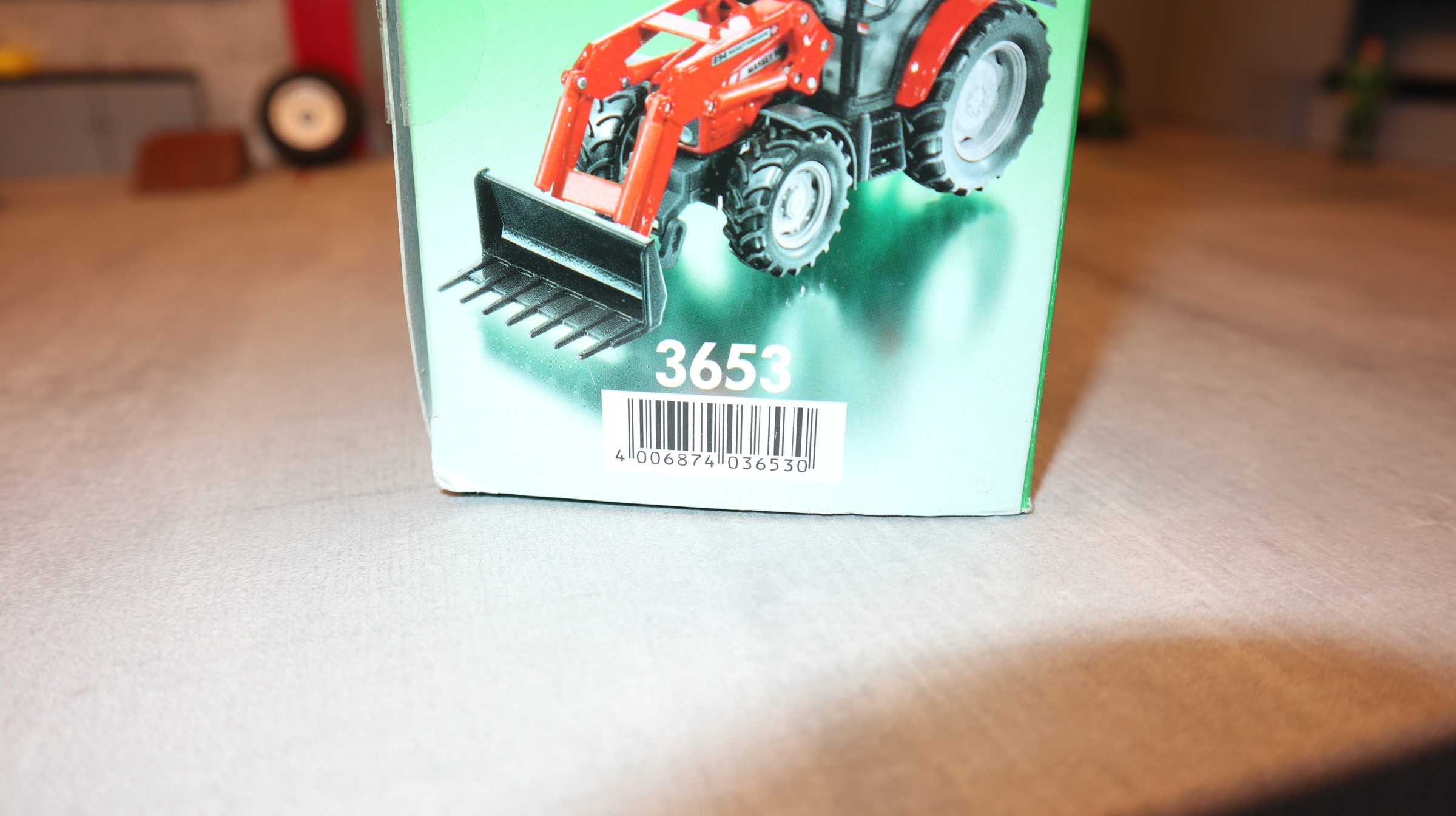 Siku 3653 in 1:32, Massey Ferguson mit Frontlader, NEU in OVP