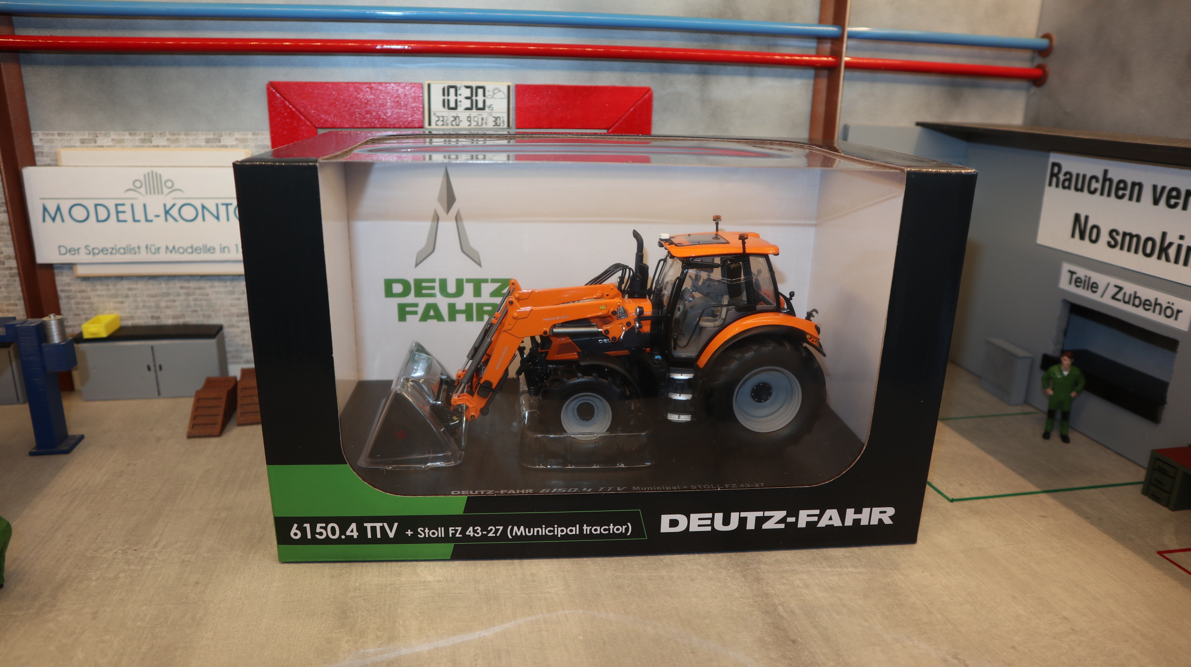 Universal Hobbies UH 6861 in 1:32, Deutz-Fahr 6150.4 TTV mit Stoll Frontlader Kommunal, NEU in OVP