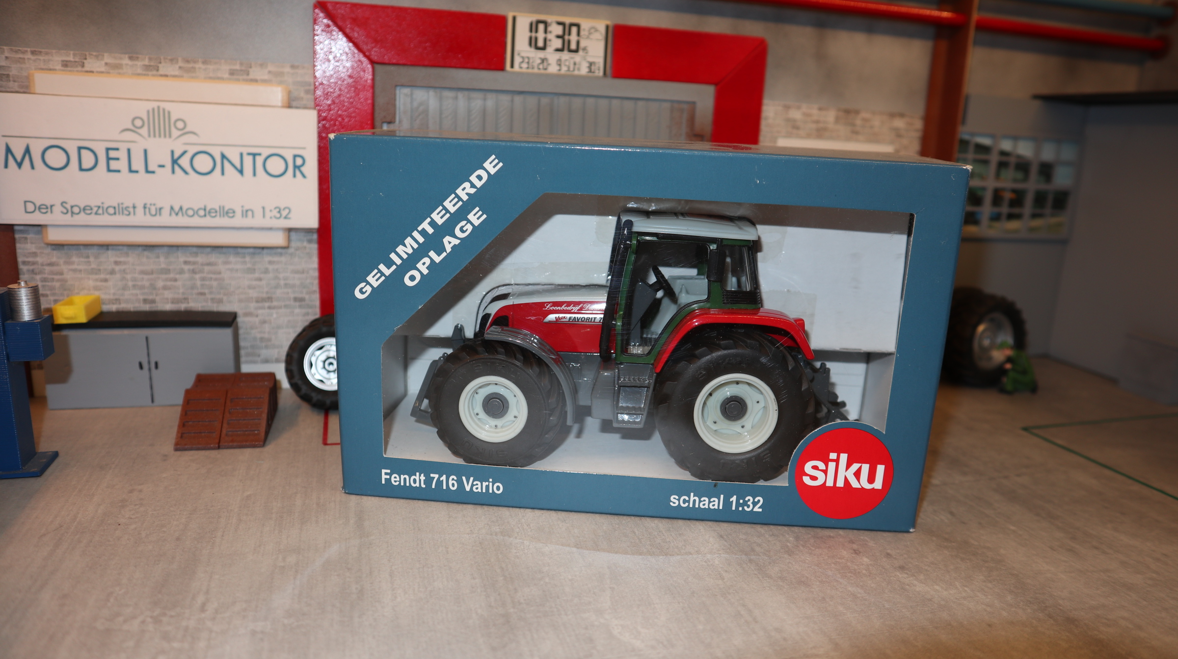 Siku 2965 in 1:32, Fendt 716 V.O.F. Lohnbetrieb Dannenberg NL, NEU in OVP