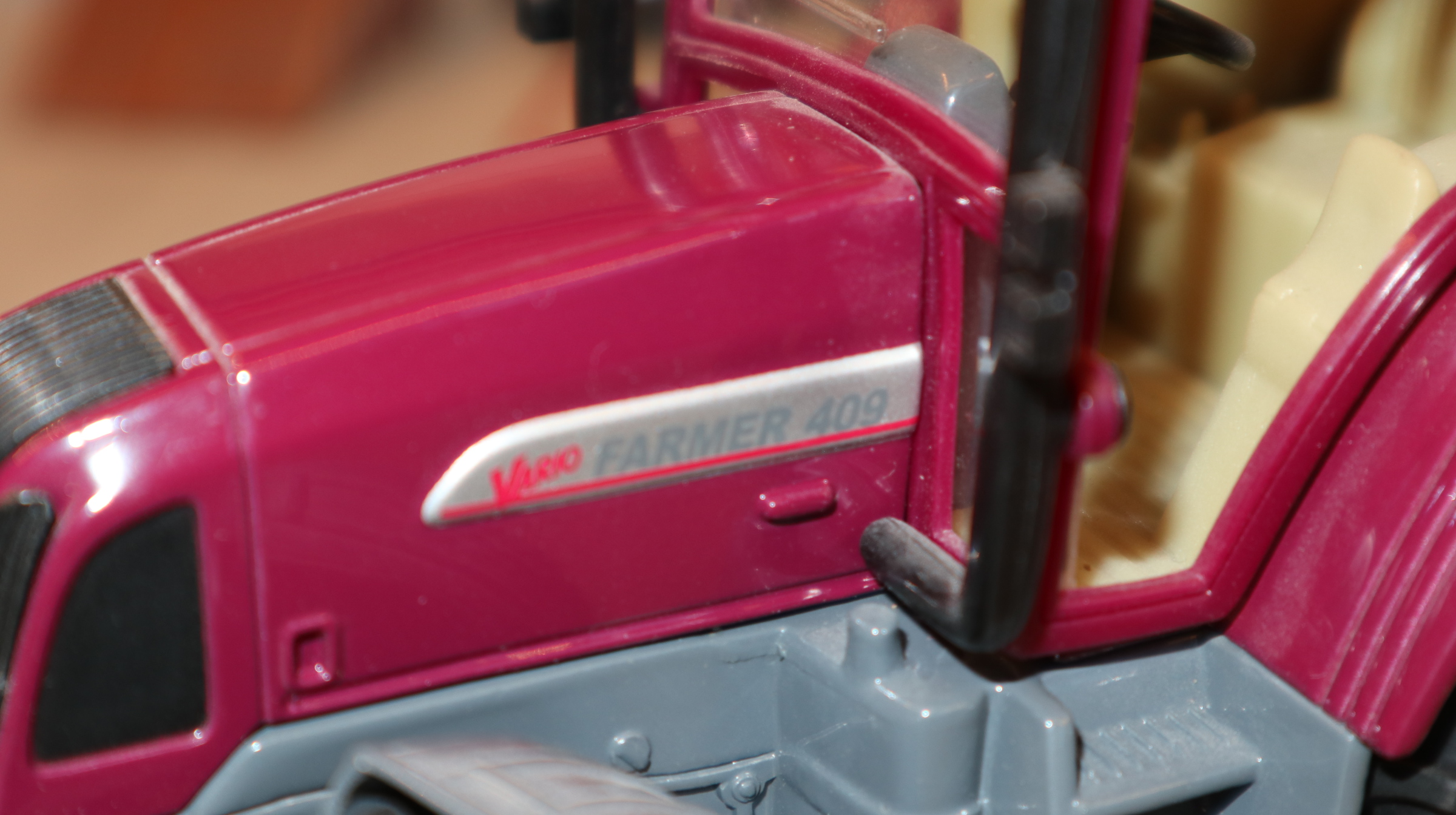 Siku 2968 in 1:32,  -  Sondermodell Fendt 409 bordauxrot aus 2003 - NEU in OVP