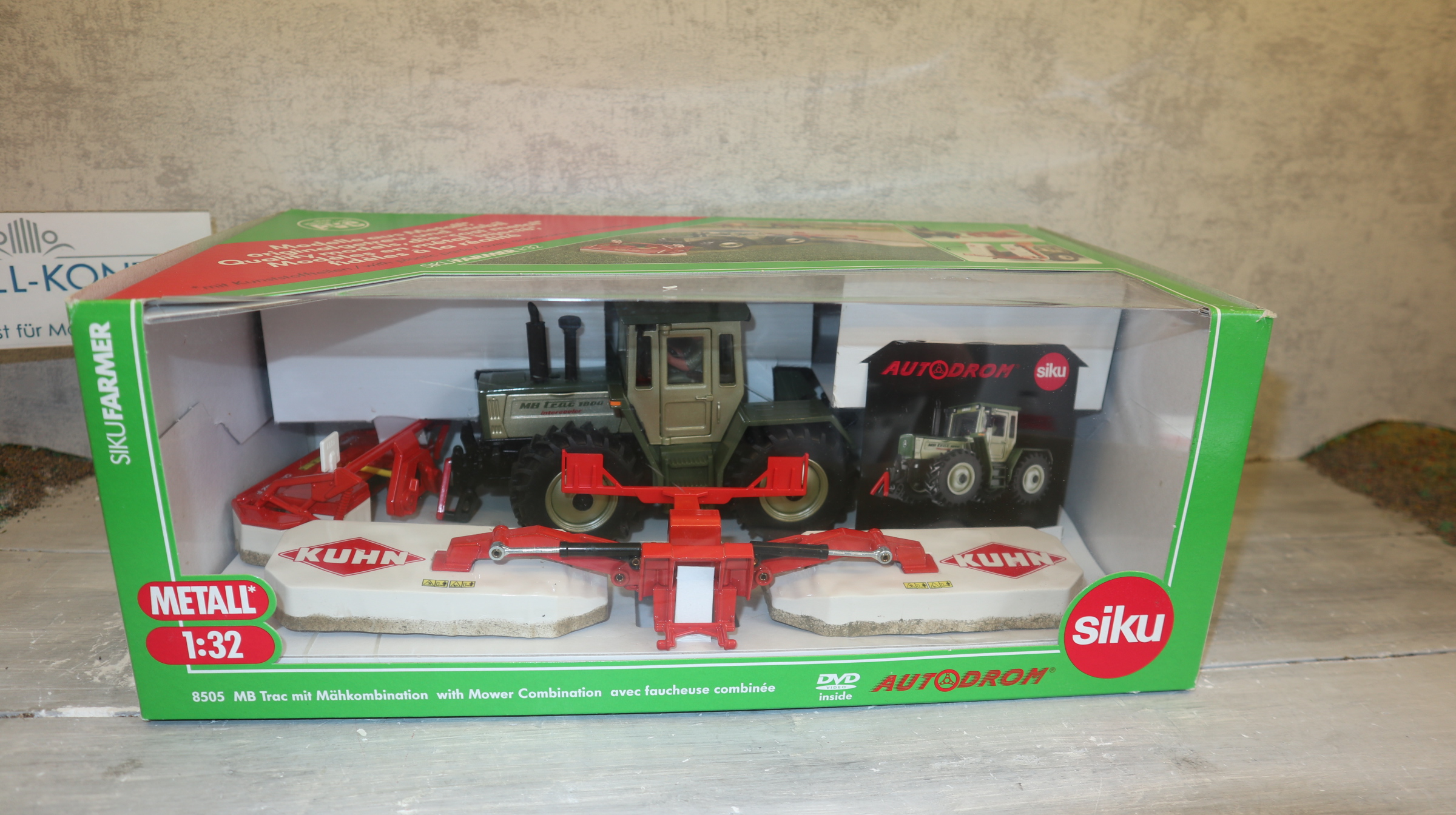Siku 8505 in 1:32,  MB-Trac 1800 in silberdistel mit KUHN Mähkombination, NEU in OVP