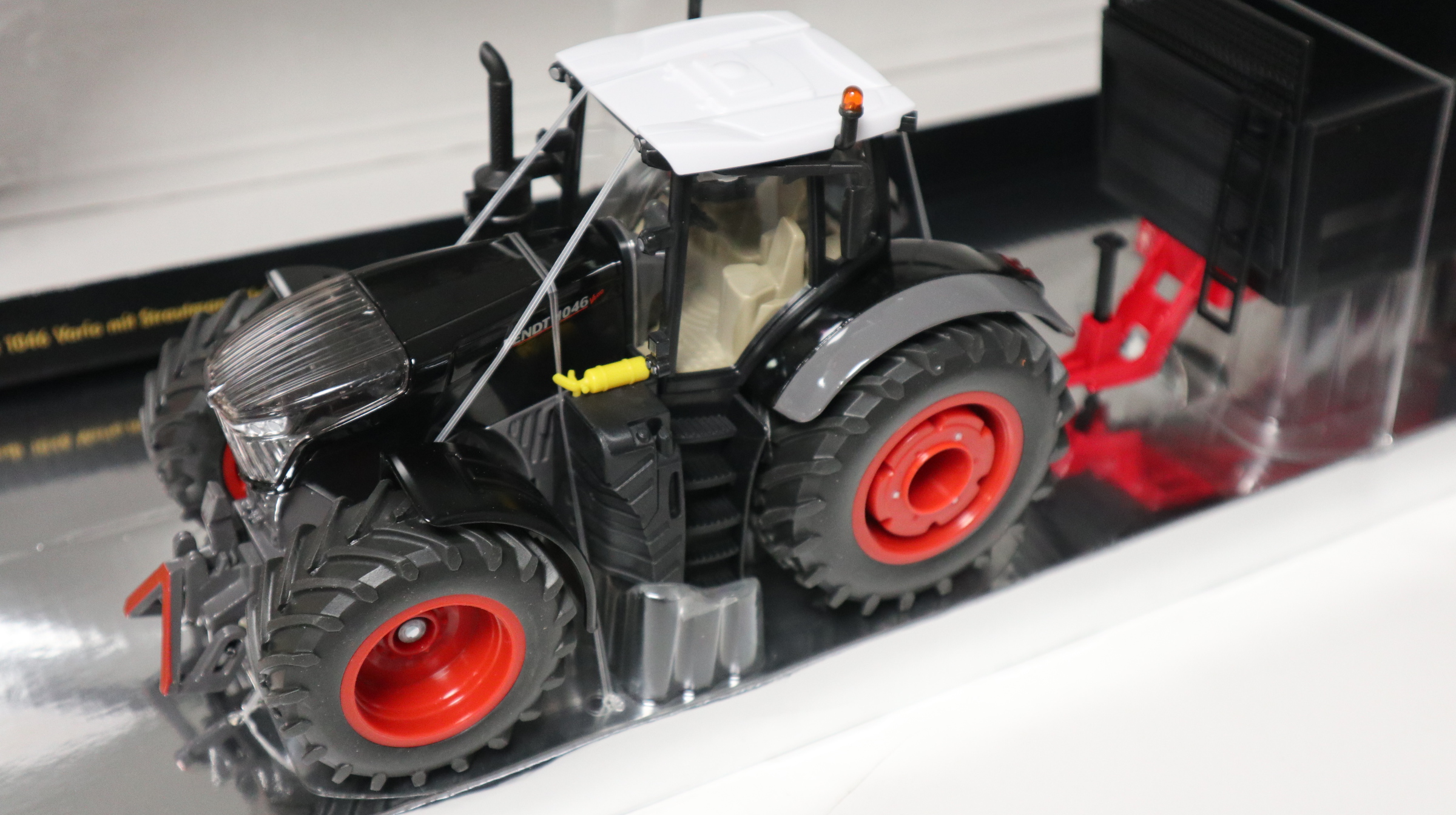 Siku 8520 in 1:32 Fendt 1046 mit Strautmann Streuer BLACK Sondermodell 1500 Stück, NEU in OVP